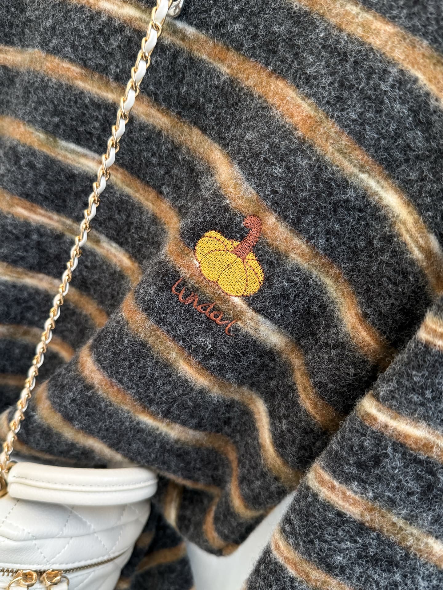 실사 연삭 털 두꺼운 보온 스트라이프 긴팔 티셔츠 여성 가을 겨울철 루즈핏 한국 스타일 기본 셔츠 인사이드 잡아라. 의류 상세 이미지 6