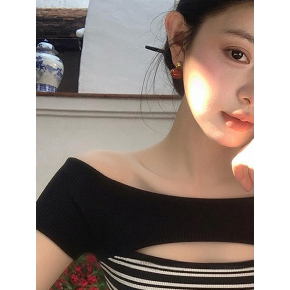 여름 달콤한 핫걸 디자인 센스 흑백 줄무늬 오프숄더 반팔 티셔츠 여성 다용도 Chic 몸매 가꾸기 작은 대중 맨위 이미지 3