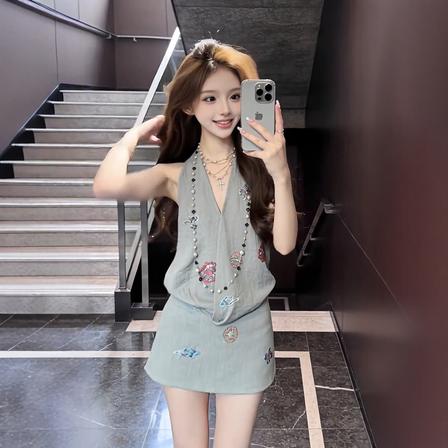 빛 럭셔리 바람 V넥 행침 목 자수 여성 드레스 2026 여름 품격 허리 수축 슬림해 보이는 민소매 타이트 스커트 짧은 치마 이미지 3