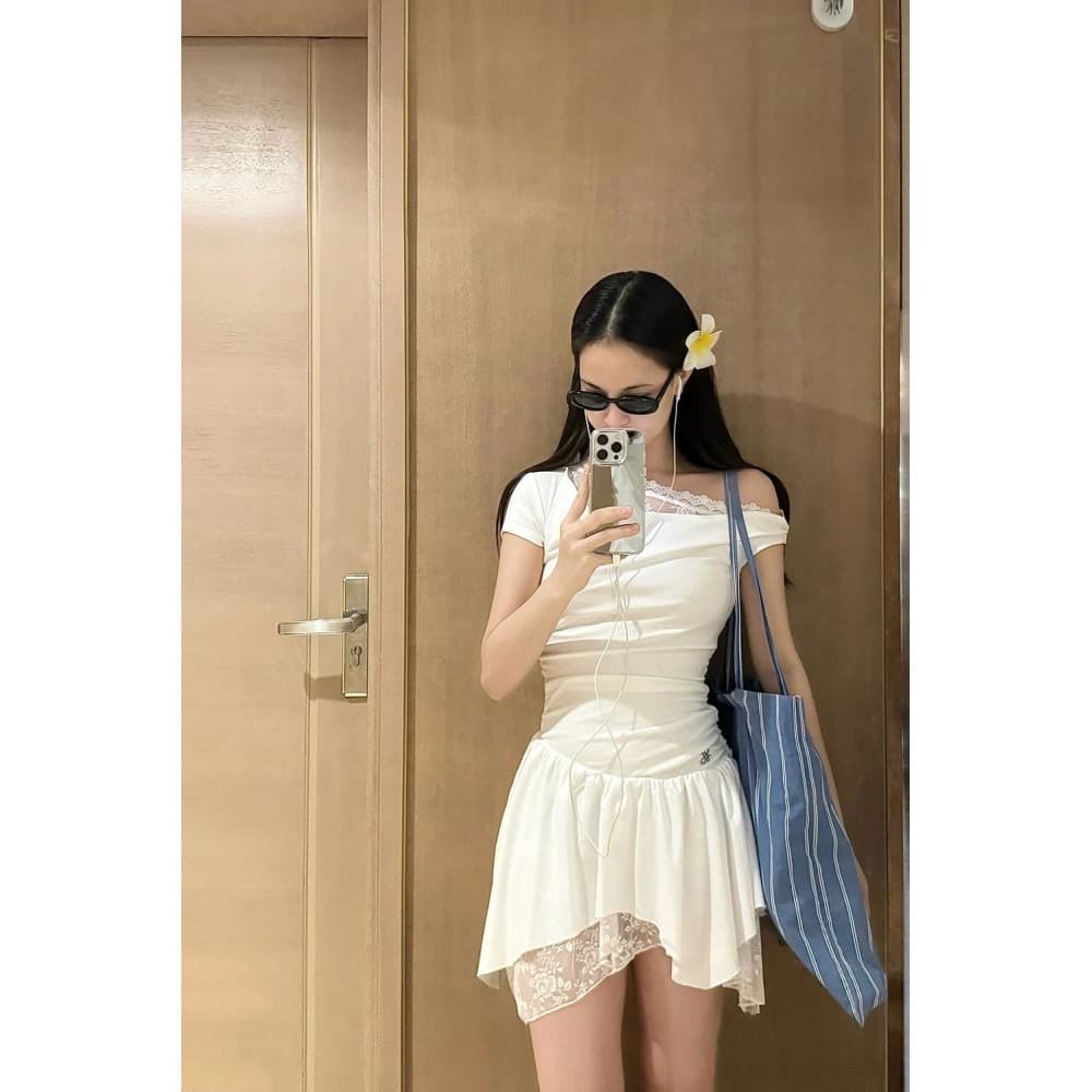 프랑스식 순수한 욕망 바람 비스듬한 어깨 레이스 조각 드레스 아이들 2026 여름 새로운 디자인 센스 불규칙 미니 스커트 상세 이미지 2