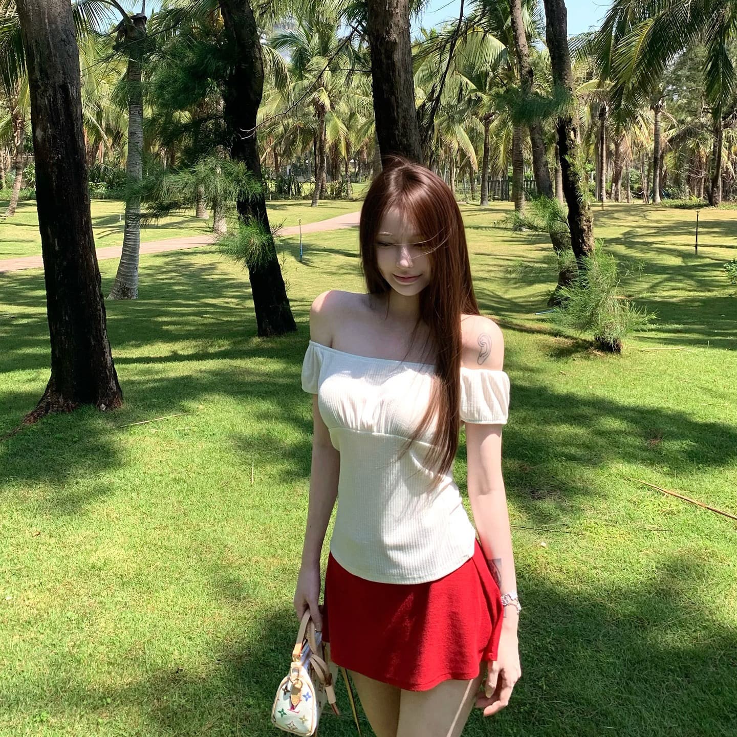 suuuicee 분필 사랑의 신 손 맵시 수직 구덩이 기사 질감 보트넥 오프숄더 순수한 욕망 티셔츠 화이트 반팔