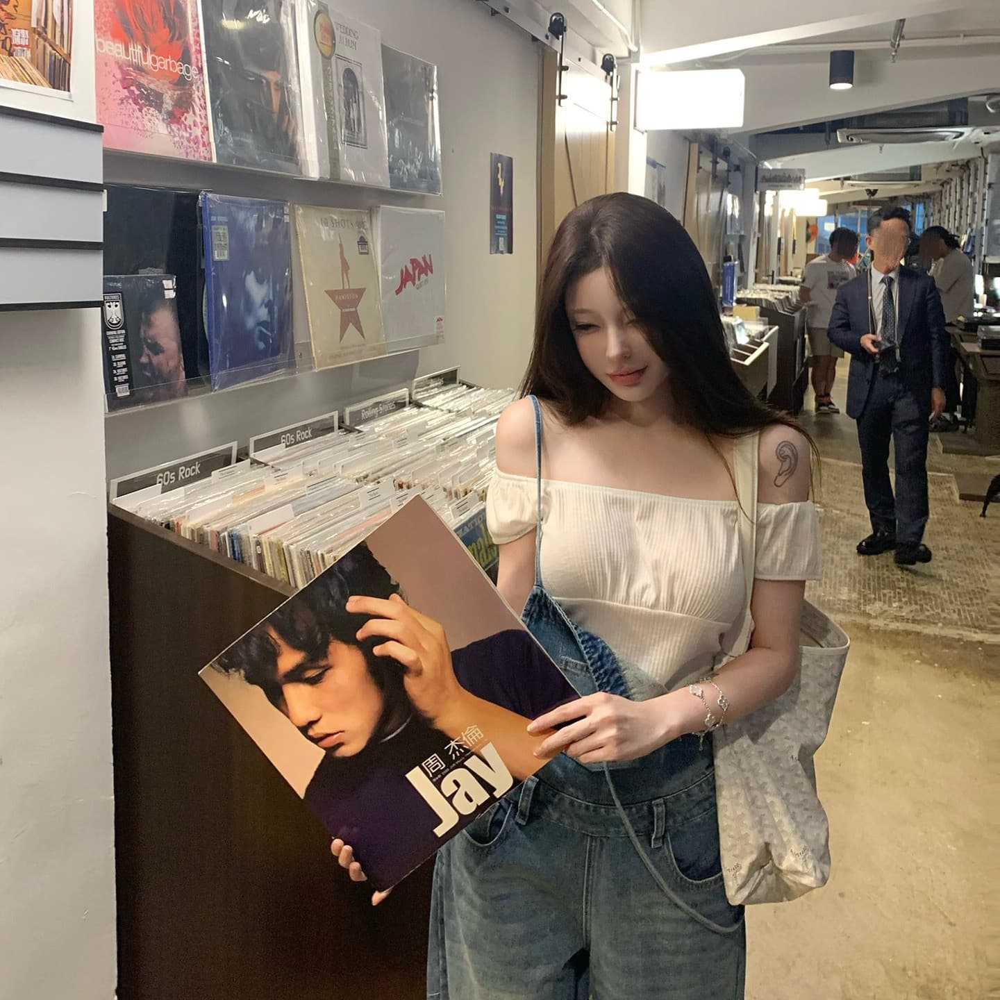 suuuicee 분필 사랑의 신 손 맵시 수직 구덩이 기사 질감 보트넥 오프숄더 순수한 욕망 티셔츠 화이트 반팔 이미지 5