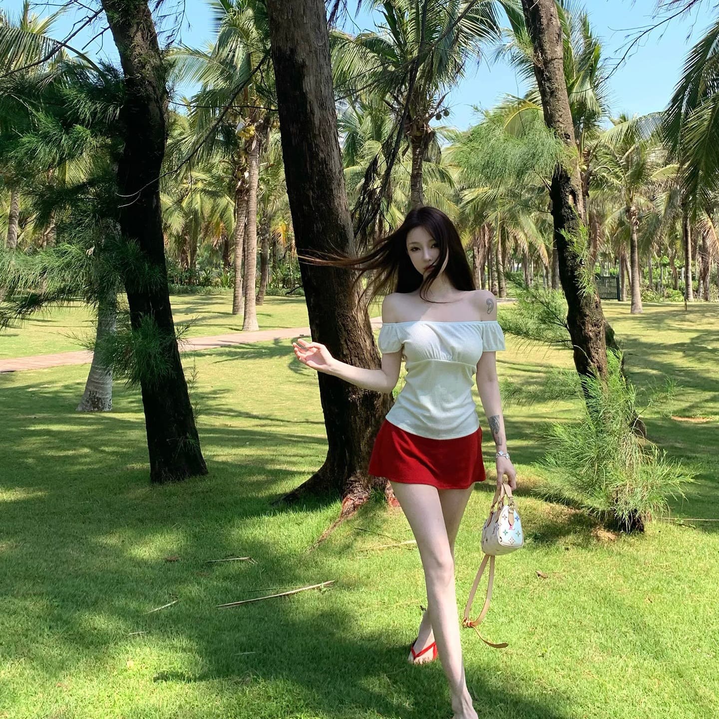 suuuicee 분필 사랑의 신 손 맵시 수직 구덩이 기사 질감 보트넥 오프숄더 순수한 욕망 티셔츠 화이트 반팔 이미지 4
