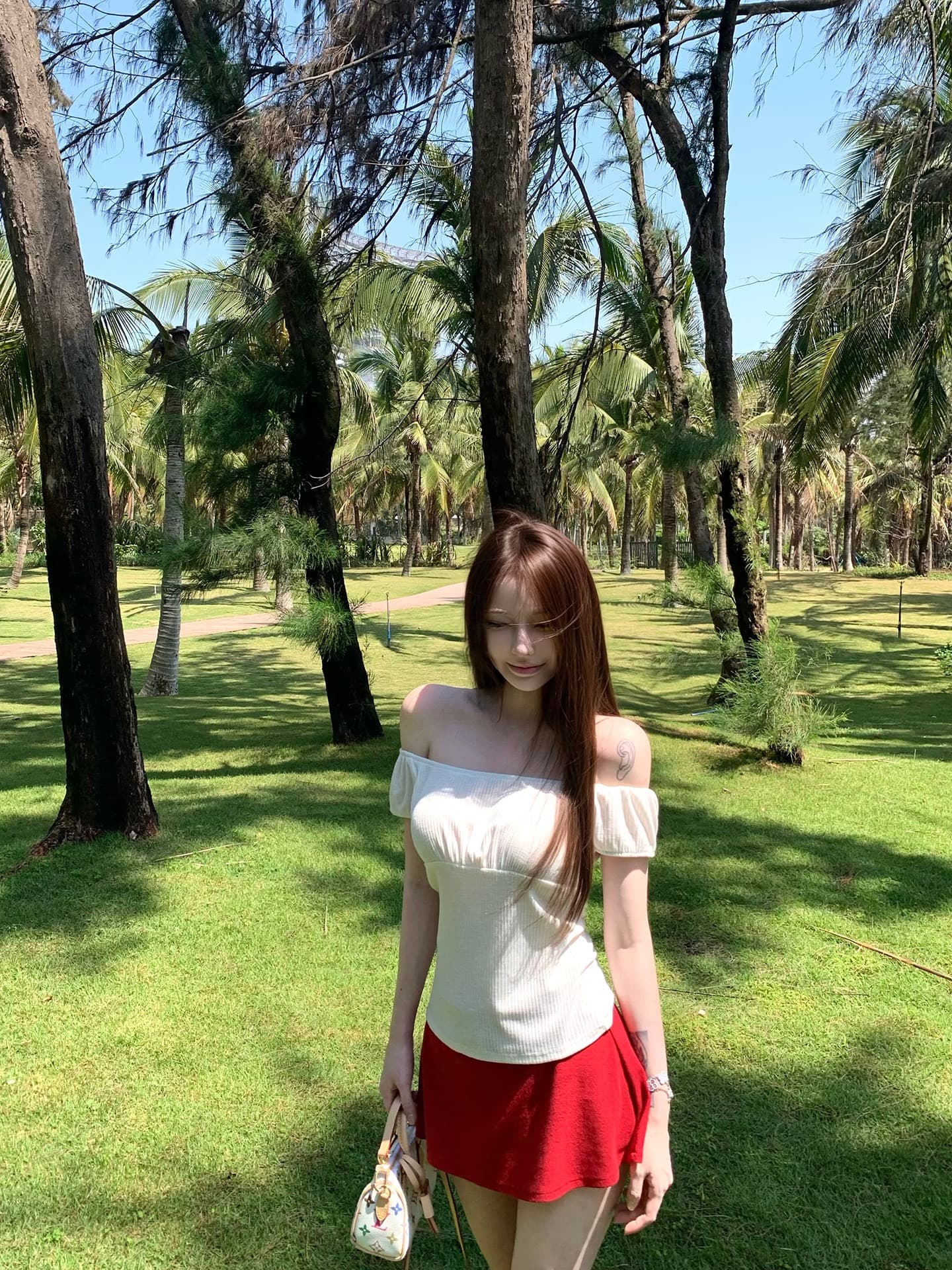 suuuicee 분필 사랑의 신 손 맵시 수직 구덩이 기사 질감 보트넥 오프숄더 순수한 욕망 티셔츠 화이트 반팔 상세 이미지 2
