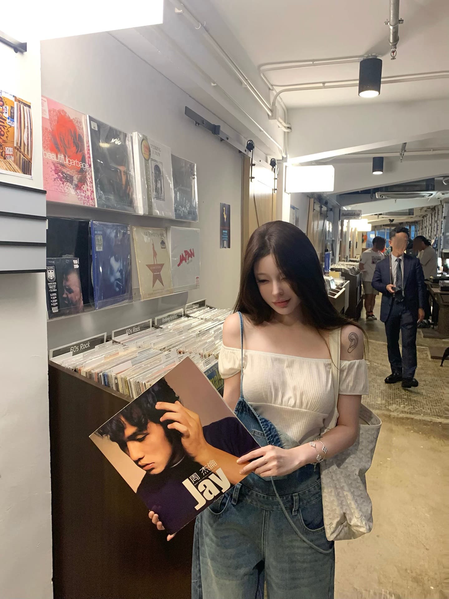 suuuicee 분필 사랑의 신 손 맵시 수직 구덩이 기사 질감 보트넥 오프숄더 순수한 욕망 티셔츠 화이트 반팔 상세 이미지 3