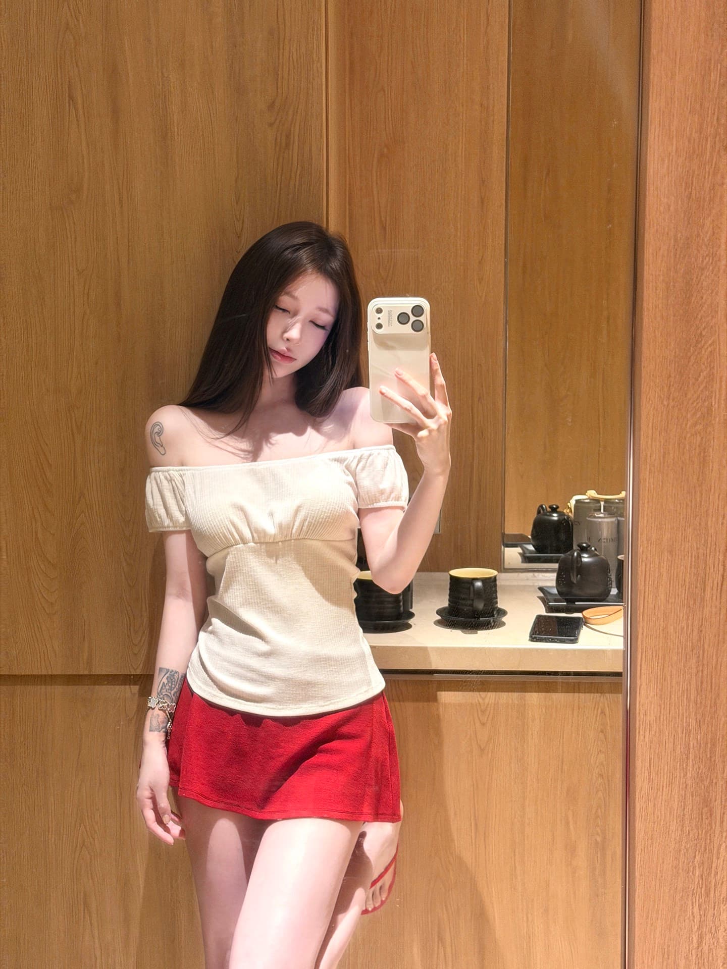 suuuicee 분필 사랑의 신 손 맵시 수직 구덩이 기사 질감 보트넥 오프숄더 순수한 욕망 티셔츠 화이트 반팔 상세 이미지 4