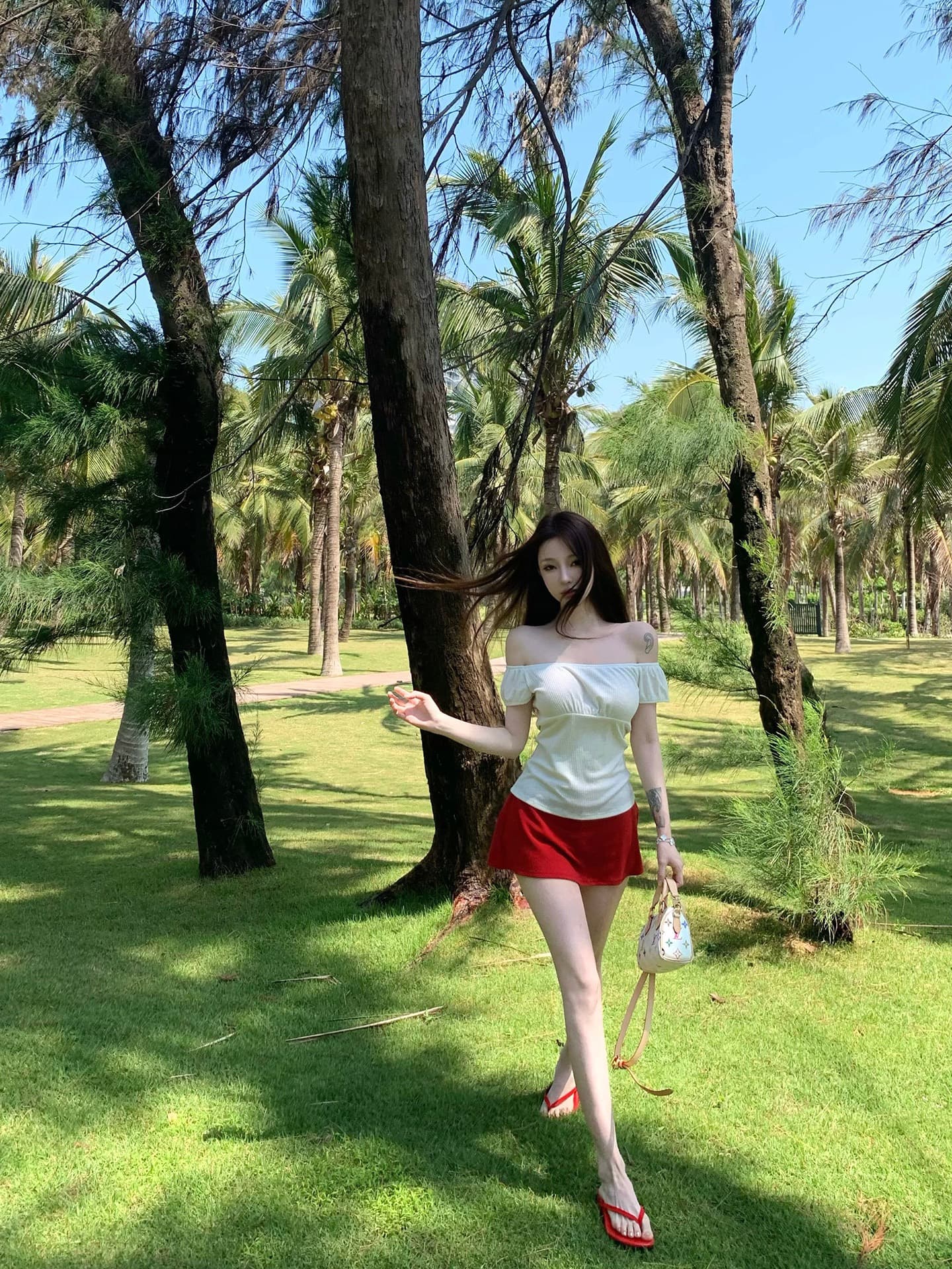 suuuicee 분필 사랑의 신 손 맵시 수직 구덩이 기사 질감 보트넥 오프숄더 순수한 욕망 티셔츠 화이트 반팔 상세 이미지 5