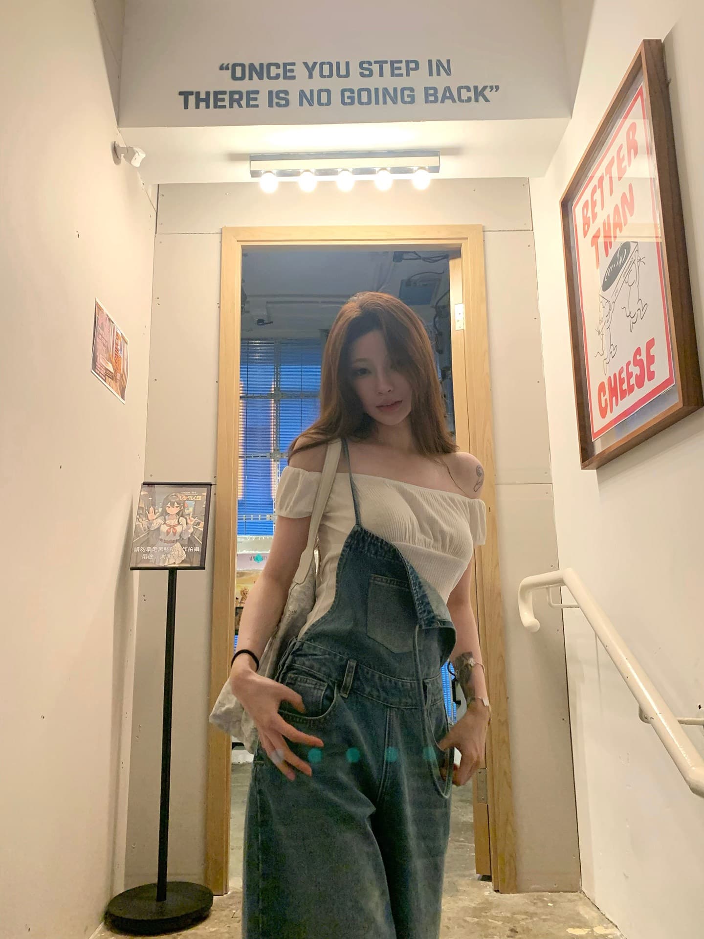 suuuicee 분필 사랑의 신 손 맵시 수직 구덩이 기사 질감 보트넥 오프숄더 순수한 욕망 티셔츠 화이트 반팔 상세 이미지 6