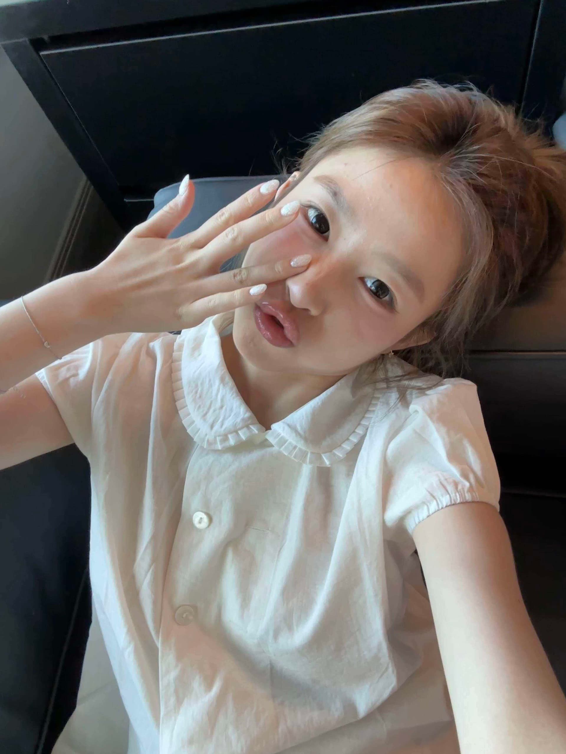 베이비 칼라 화이트 반팔 여성 셔츠 여름 2026 섹션 프릴 거품 소매 디자인 센스 화이트 셔츠 이미지 4