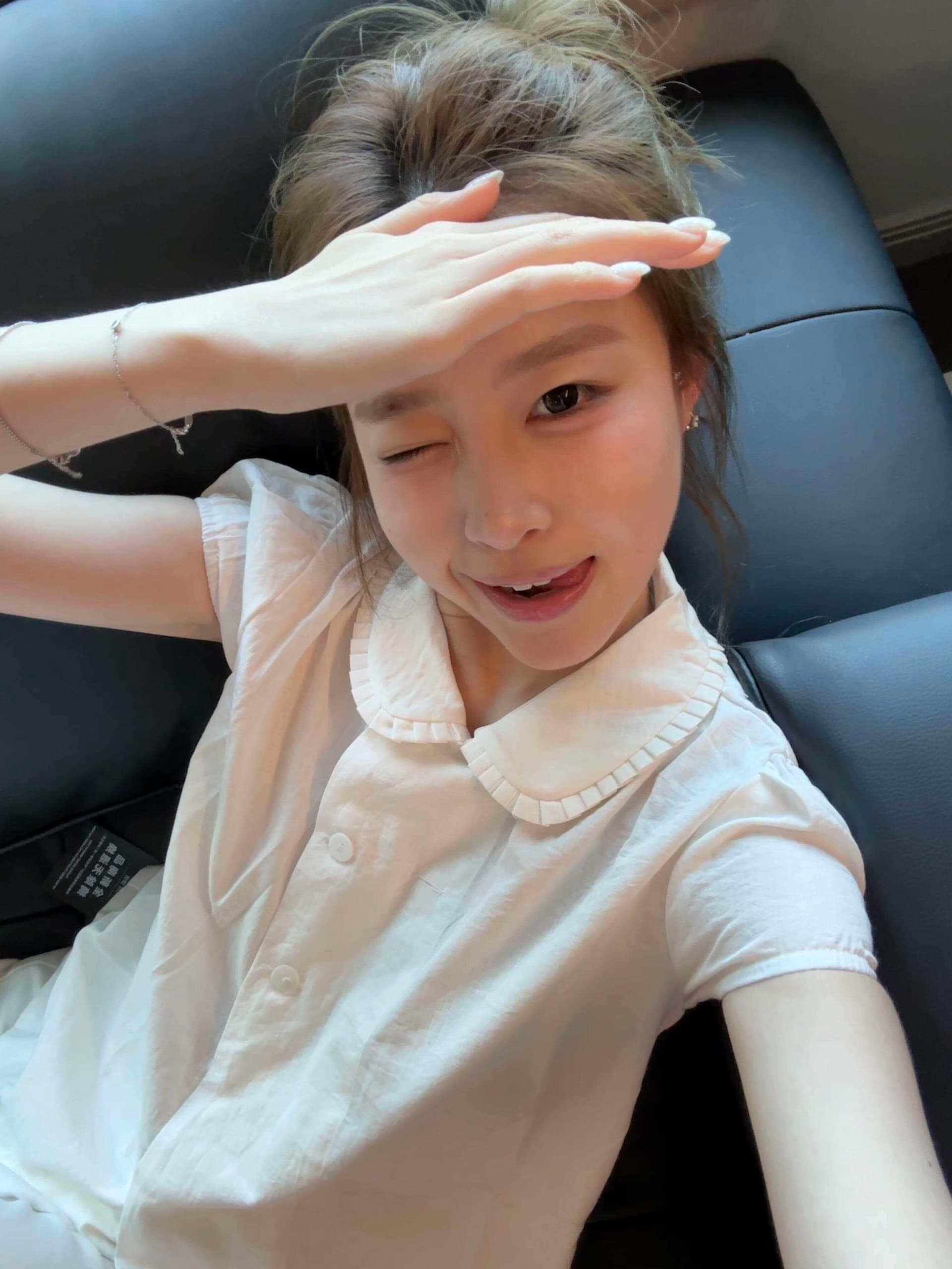 베이비 칼라 화이트 반팔 여성 셔츠 여름 2026 섹션 프릴 거품 소매 디자인 센스 화이트 셔츠 상세 이미지 4