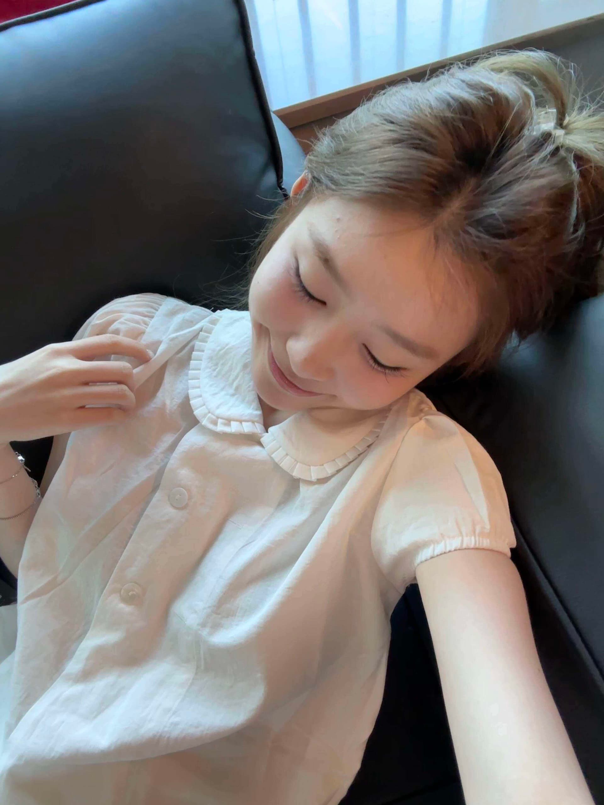 베이비 칼라 화이트 반팔 여성 셔츠 여름 2026 섹션 프릴 거품 소매 디자인 센스 화이트 셔츠 상세 이미지 5