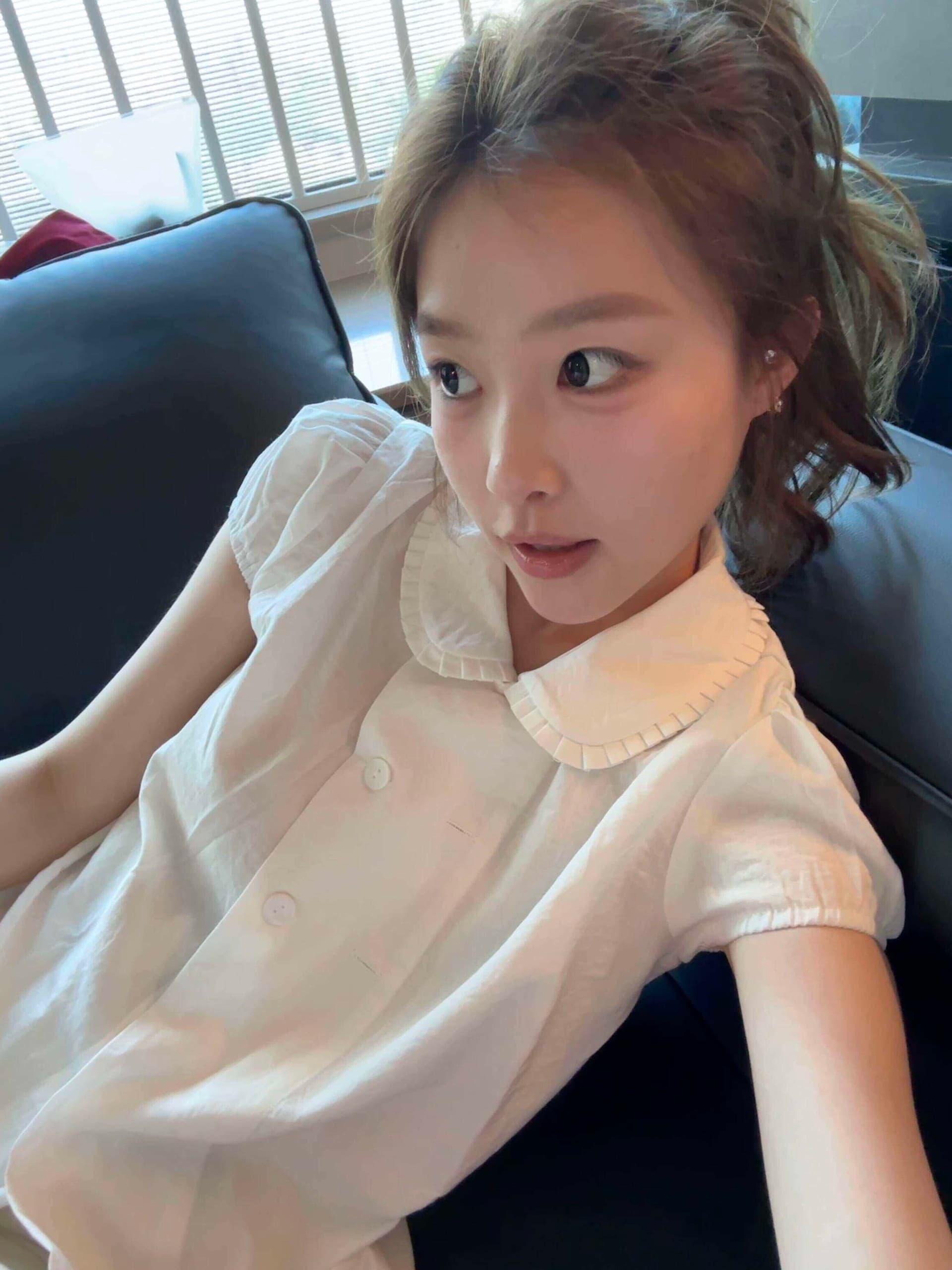 베이비 칼라 화이트 반팔 여성 셔츠 여름 2026 섹션 프릴 거품 소매 디자인 센스 화이트 셔츠 상세 이미지 10