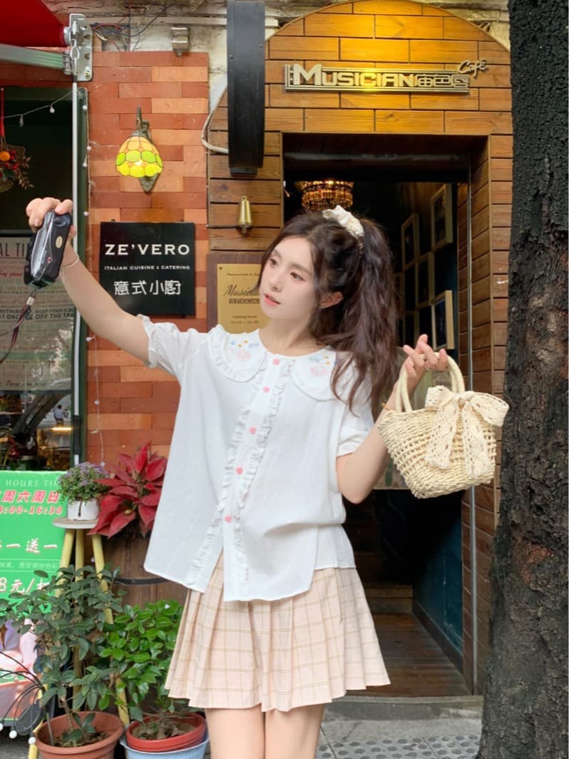 달콤함 귀여운 만화 자수 베이비 칼라 여성 셔츠 2026 여름 다용도 디자인 센스 Chic 거품 소매 맨위 이미지 2