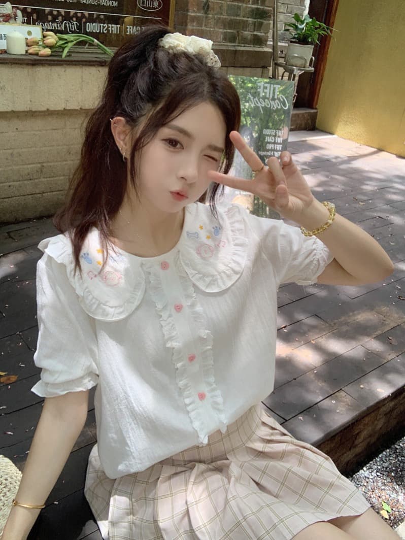 달콤함 귀여운 만화 자수 베이비 칼라 여성 셔츠 2026 여름 다용도 디자인 센스 Chic 거품 소매 맨위