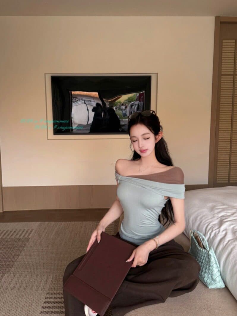 핫걸 배색 오프숄더 반팔 티셔츠 여성 여름 디자인 센스 허리 수축 슬림해 보이는 기본 셔츠 다용도 몸매 가꾸기 맨위 이미지 3