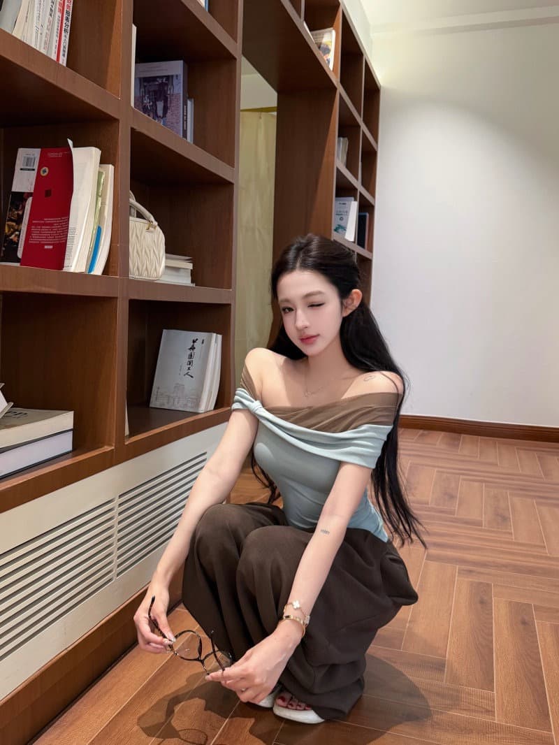핫걸 배색 오프숄더 반팔 티셔츠 여성 여름 디자인 센스 허리 수축 슬림해 보이는 기본 셔츠 다용도 몸매 가꾸기 맨위 상세 이미지 15