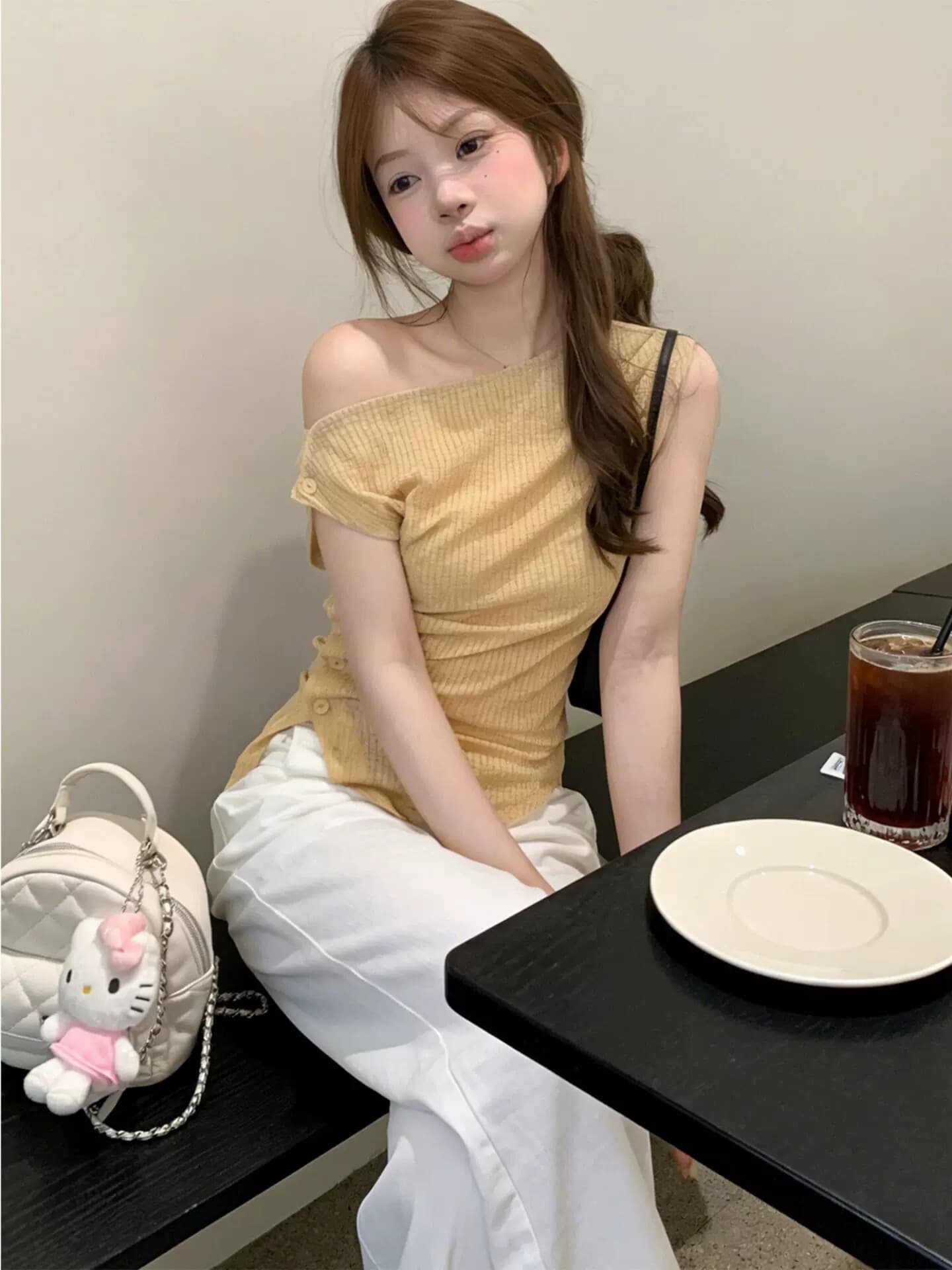 원본 원단 한 부서 불규칙 비스듬한 칼라 오프숄더 티셔츠 여성 여름 순수한 욕망 핫걸 허리 수축 아름다운 주름 맨위