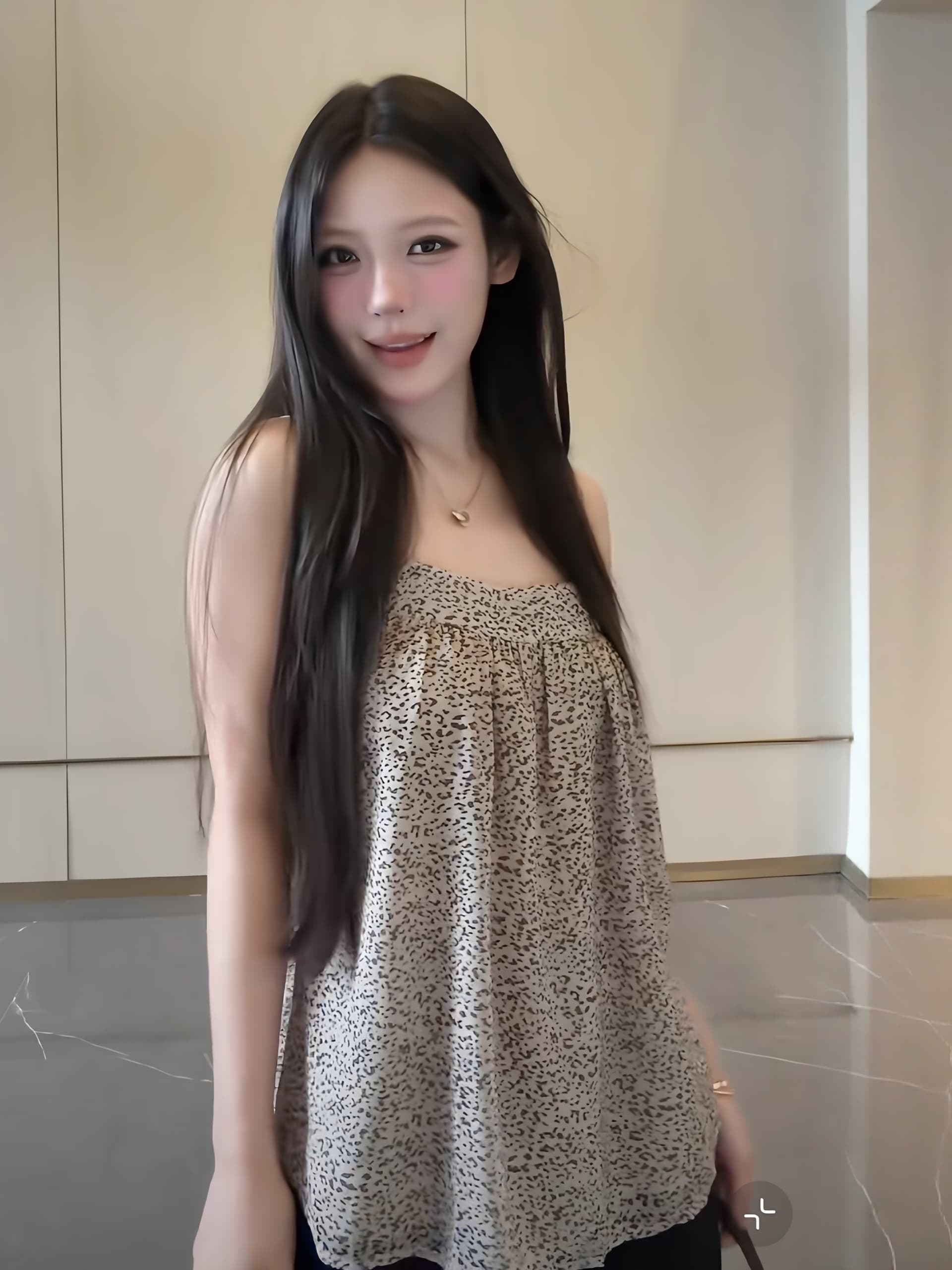 레오파드 무늬 프린트 캐미솔 여름 외출용 오프숄더 디자인 센스 핫걸 품격 루즈핏 슬림해 보이는 민소매 맨위 이미지 2