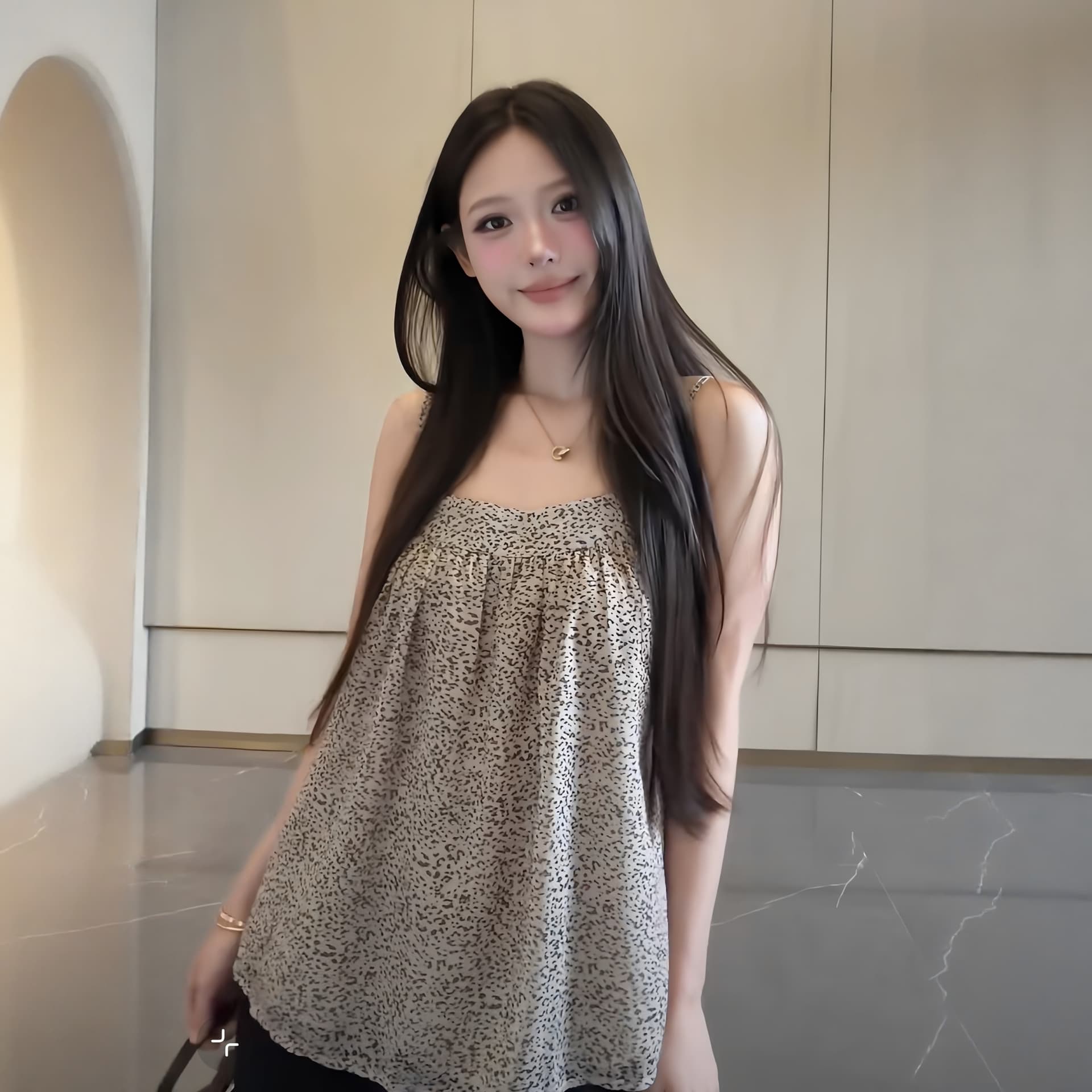 레오파드 무늬 프린트 캐미솔 여름 외출용 오프숄더 디자인 센스 핫걸 품격 루즈핏 슬림해 보이는 민소매 맨위 상세 이미지 8