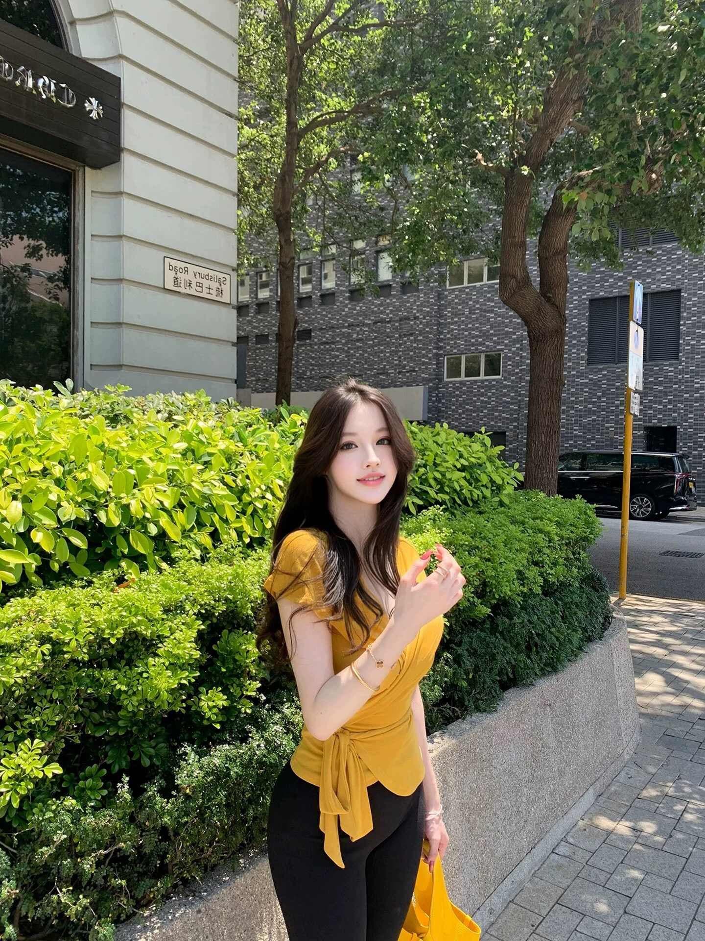 프랑스식 디자인 센스 V넥 스트랩 반팔 여성 여름 새로운 핫걸 몸매 가꾸기 슬림해 보이는 꼬집기 허리 섹시함 다용도 맨위 이미지 4