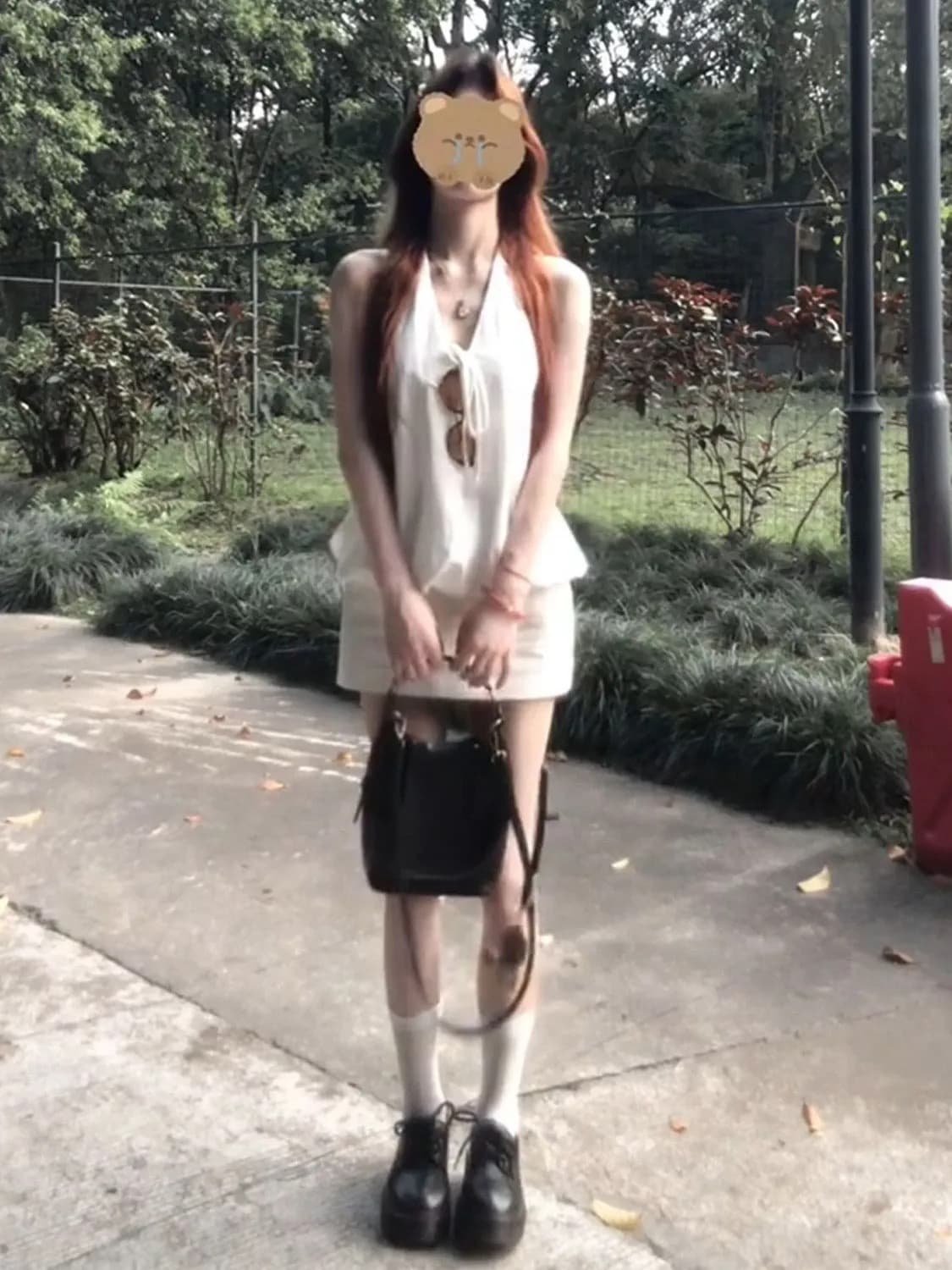 원본 품질 화이트 반 스커트 세트 여성 여름 행침 목 꽃밭 백리스 맨위 타이트 스커트 반신 스커트 투피스 세트 이미지 3