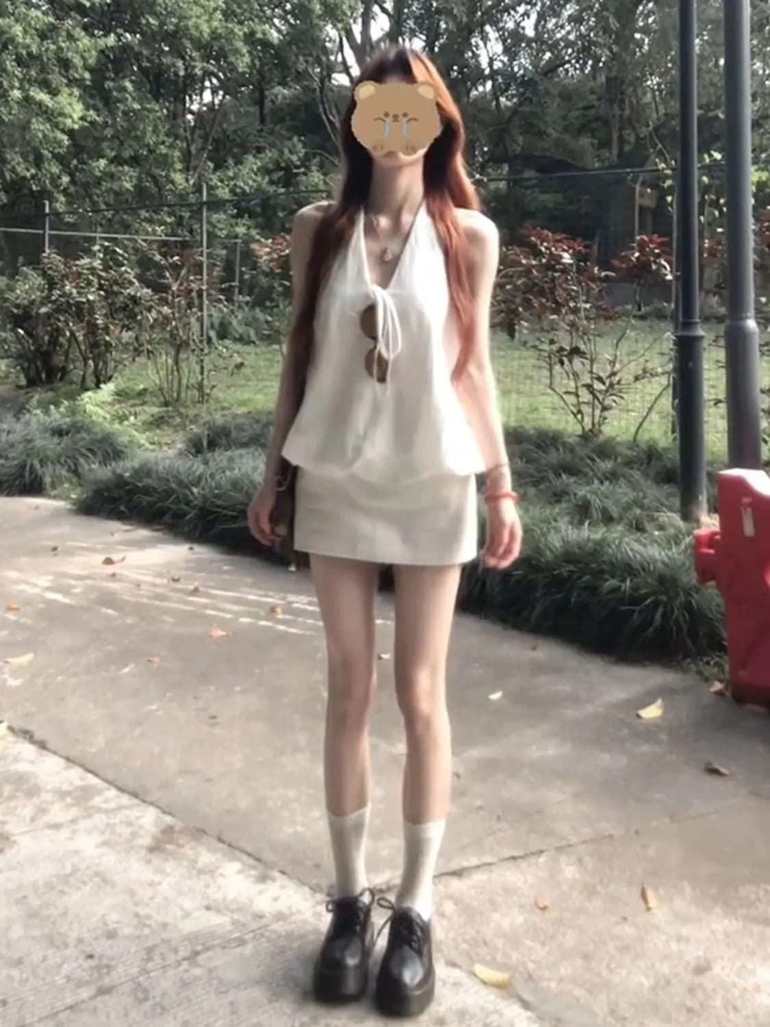 원본 품질 화이트 반 스커트 세트 여성 여름 행침 목 꽃밭 백리스 맨위 타이트 스커트 반신 스커트 투피스 세트