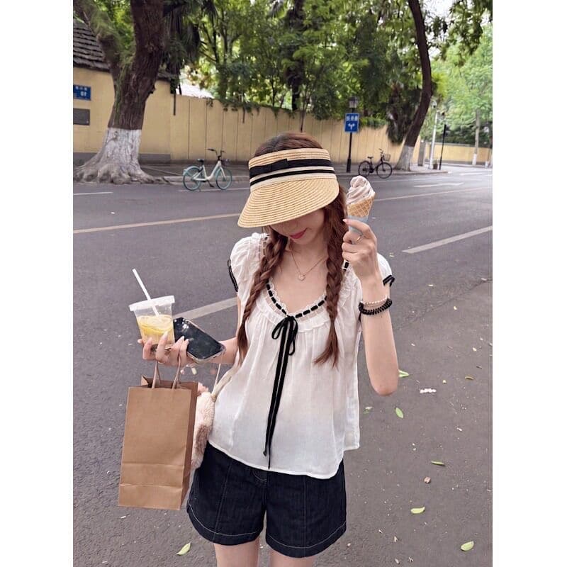 miu 부서 흑인과 백인 배색 나비 매듭 V넥 여성 셔츠 여름 버블 반팔 셔츠 루즈핏 연령 감소 쇼트 스타일 맨위 상세 이미지 2