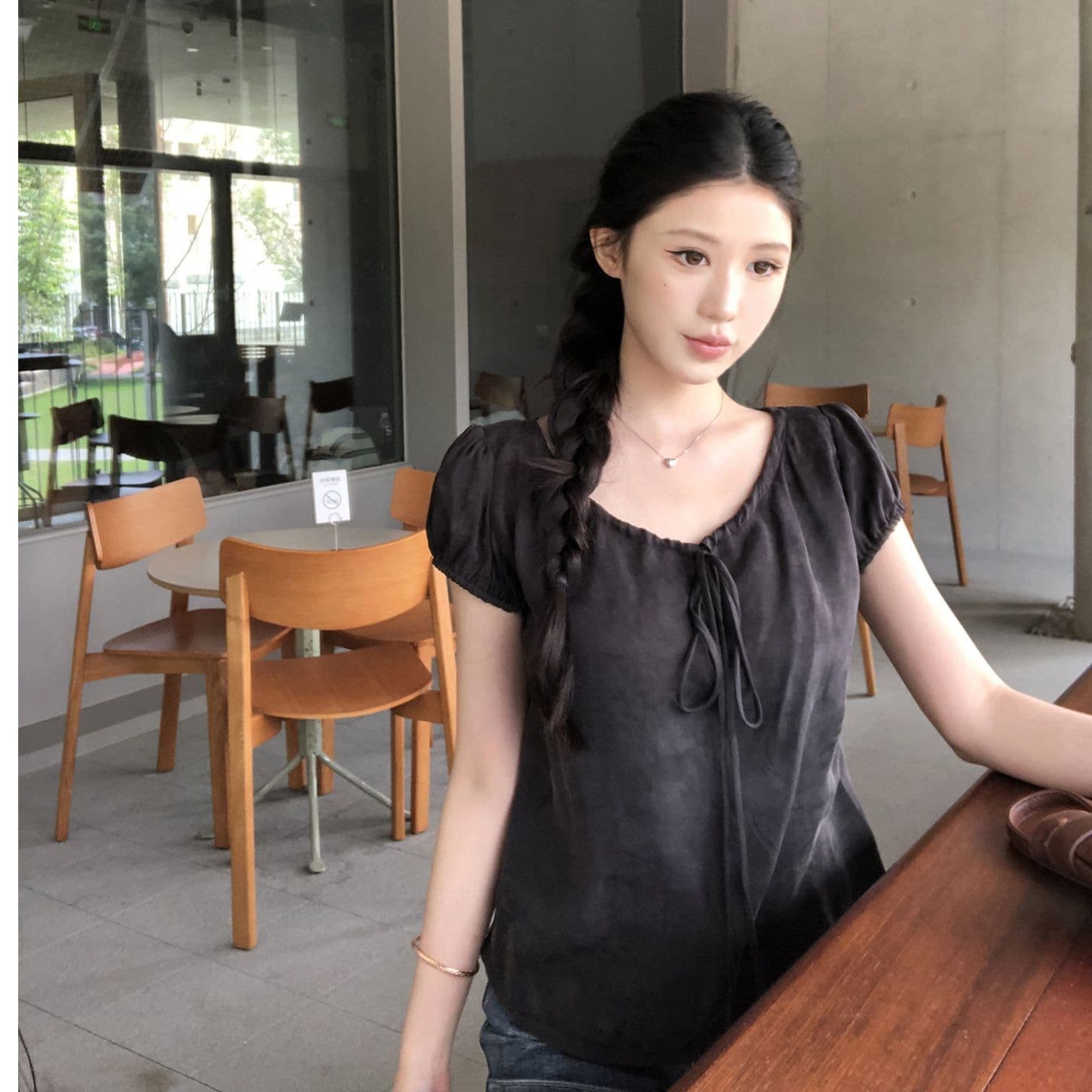 검정색 반팔 셔츠 여자 2026 새로운 프랑스식 맨위 빛 럭셔리 연령 감소 외국 가스 V넥 거품 소매 셔츠 이미지 2