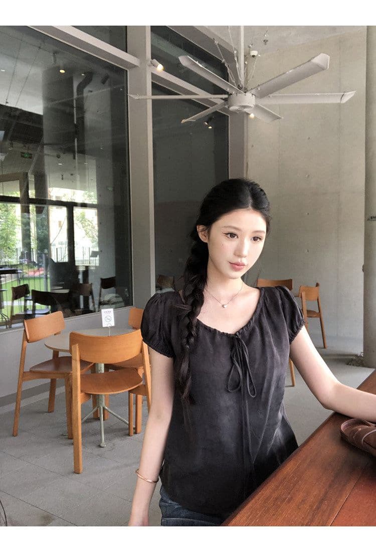 검정색 반팔 셔츠 여자 2026 새로운 프랑스식 맨위 빛 럭셔리 연령 감소 외국 가스 V넥 거품 소매 셔츠 상세 이미지 5
