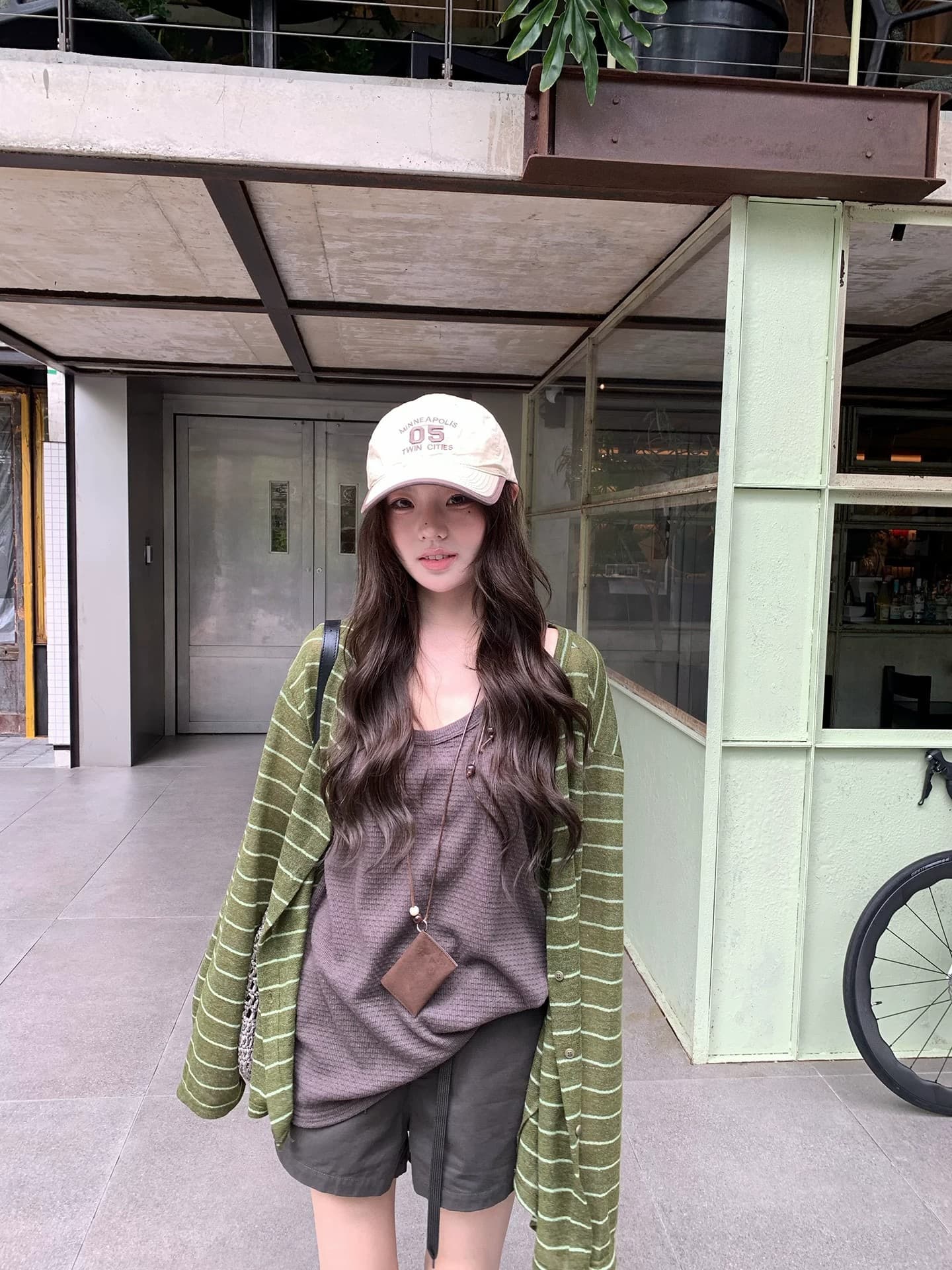 여름 미니멀리즘 품격 다용도 느긋한 바람 스트라이프 오픈 가디건 맨위 디자인 센스 캐주얼 루즈핏 니트 스웨터 외부 가져 가라. 이미지 2