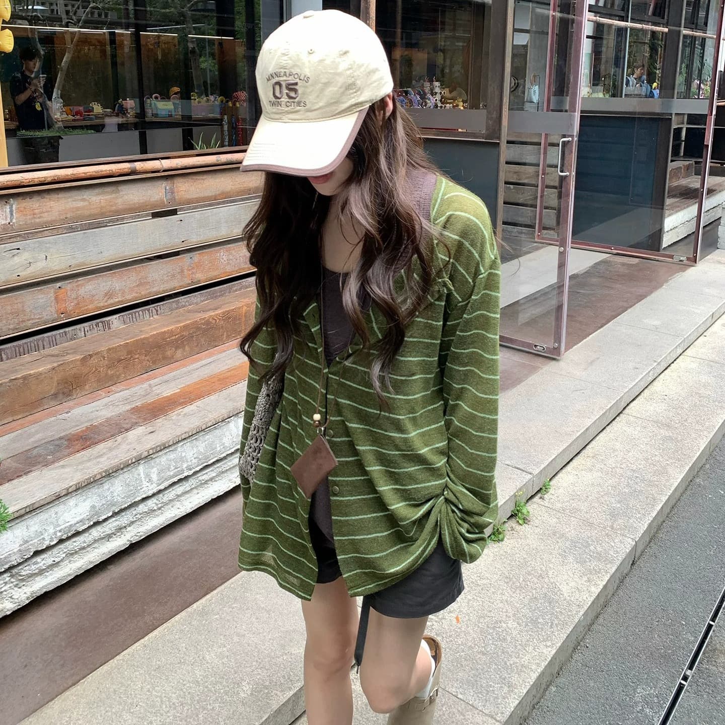 여름 미니멀리즘 품격 다용도 느긋한 바람 스트라이프 오픈 가디건 맨위 디자인 센스 캐주얼 루즈핏 니트 스웨터 외부 가져 가라. 이미지 5