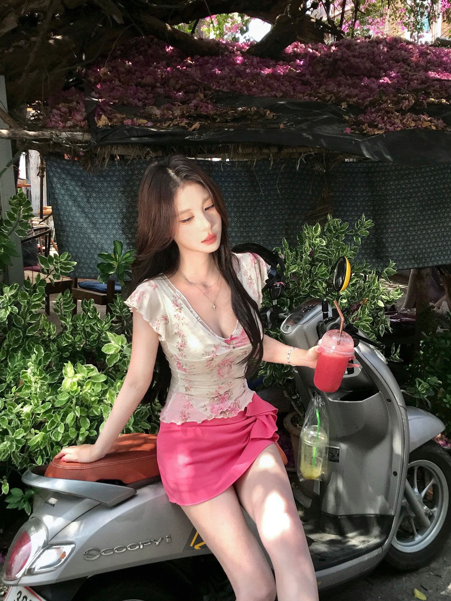 달콤한 핫걸 세트 꽃무늬 레이스 V넥 반팔 티셔츠 맨위 여성 여름 품격 하이웨이스트 타이트 스커트 미니 스커트 투피스 세트 이미지 2