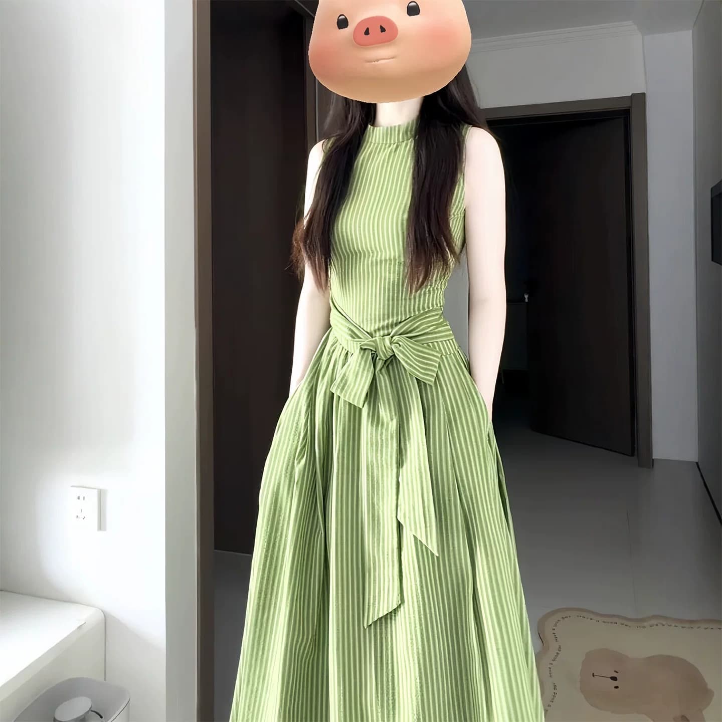프랑스식 부드러운 바람 녹색 스트라이프 민소매 조끼 원피스 2026 여름 단순한 관대 한 꼬집기 허리 한 마디 작은 치마