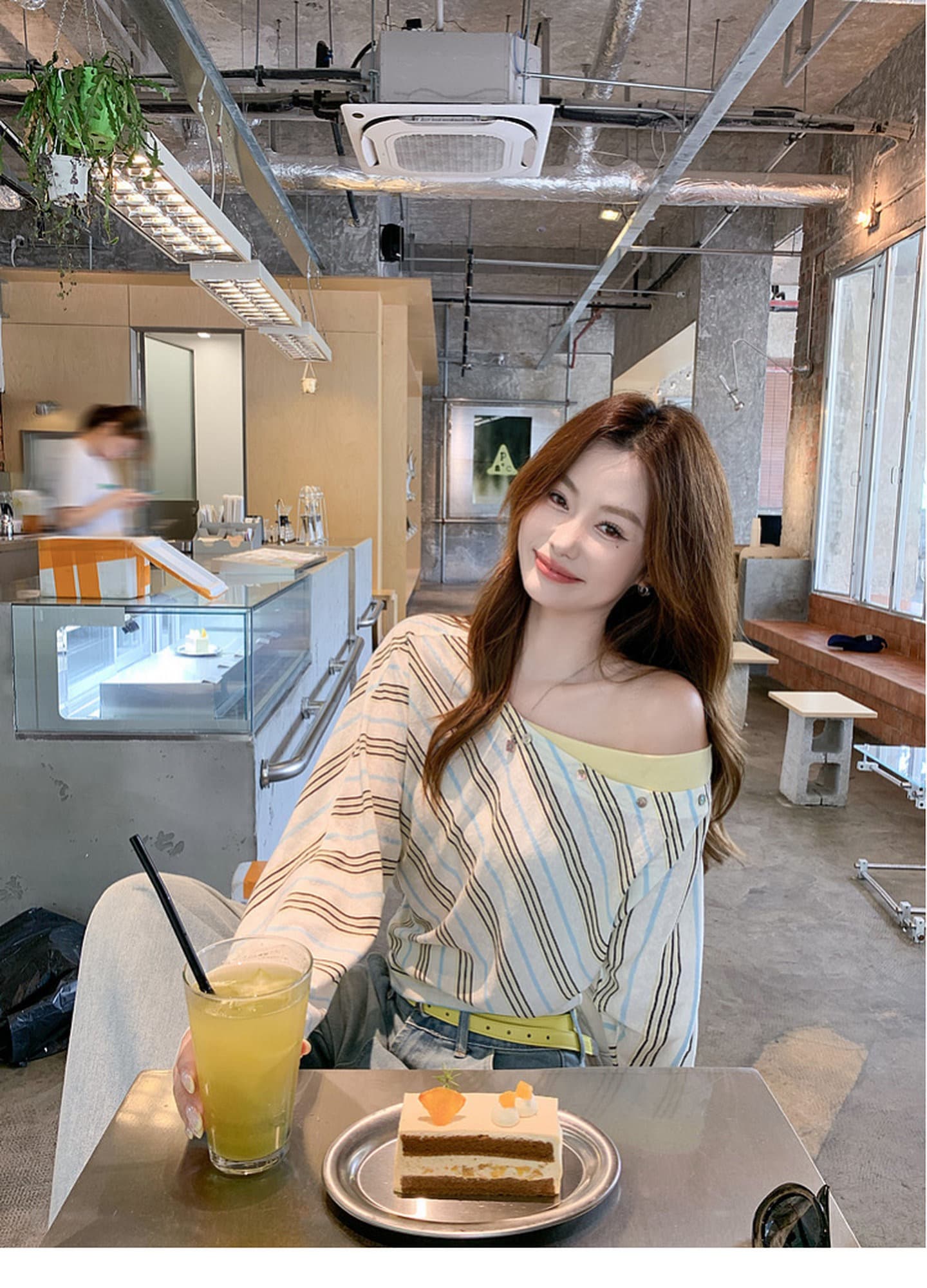 원본 원단 배색 스트라이프 비스듬한 어깨 긴팔 티셔츠 여성 가을 디자인 센스 쇼트 스타일 허리 수축 슬림해 보이는 오프숄더 맨위 상세 이미지 15