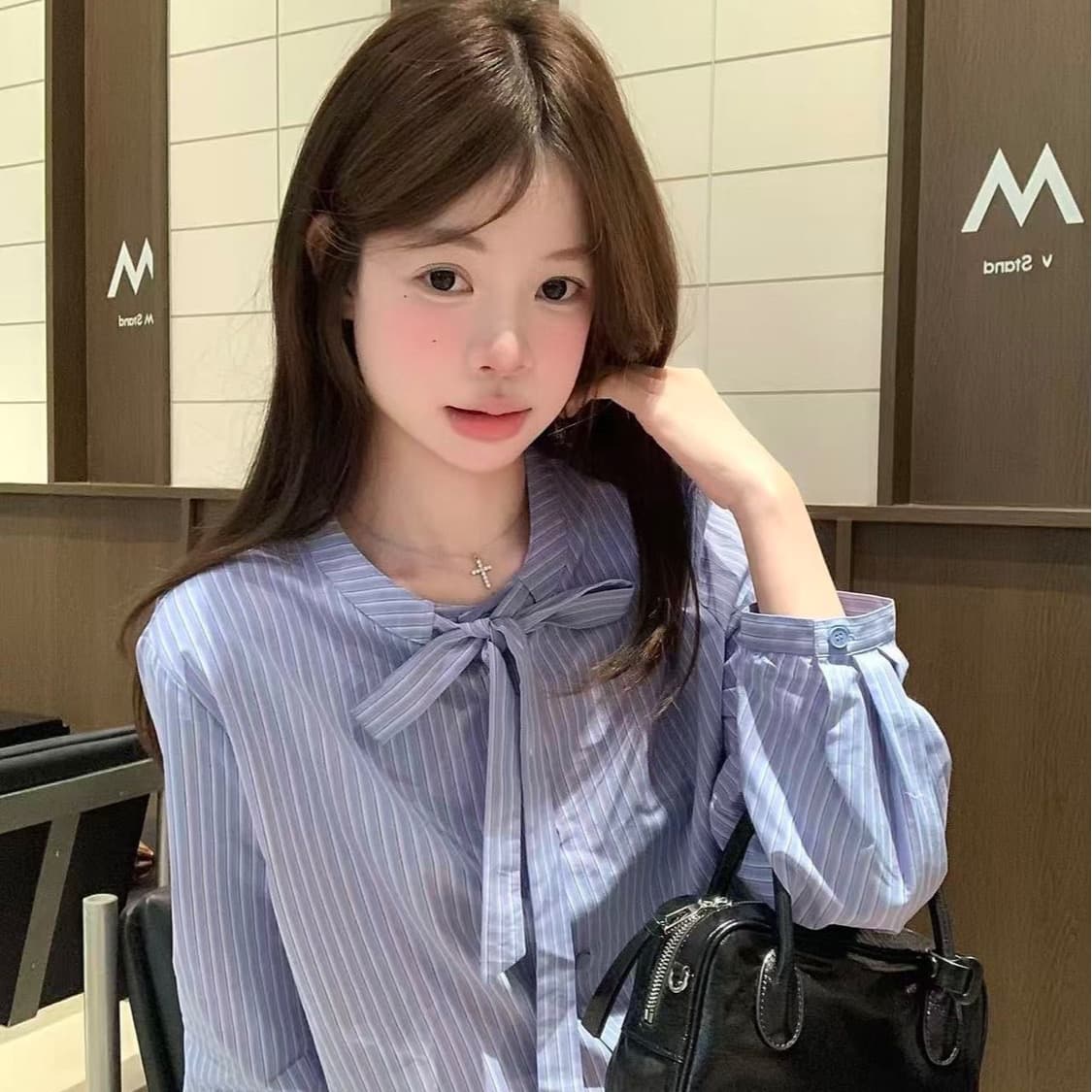 파란색 품격 스트라이프 레이스 업 셔츠 새로운 디자인 센스 나비 매듭 스트랩 캐주얼 맨위 긴팔 셔츠 여성 상세 이미지 3