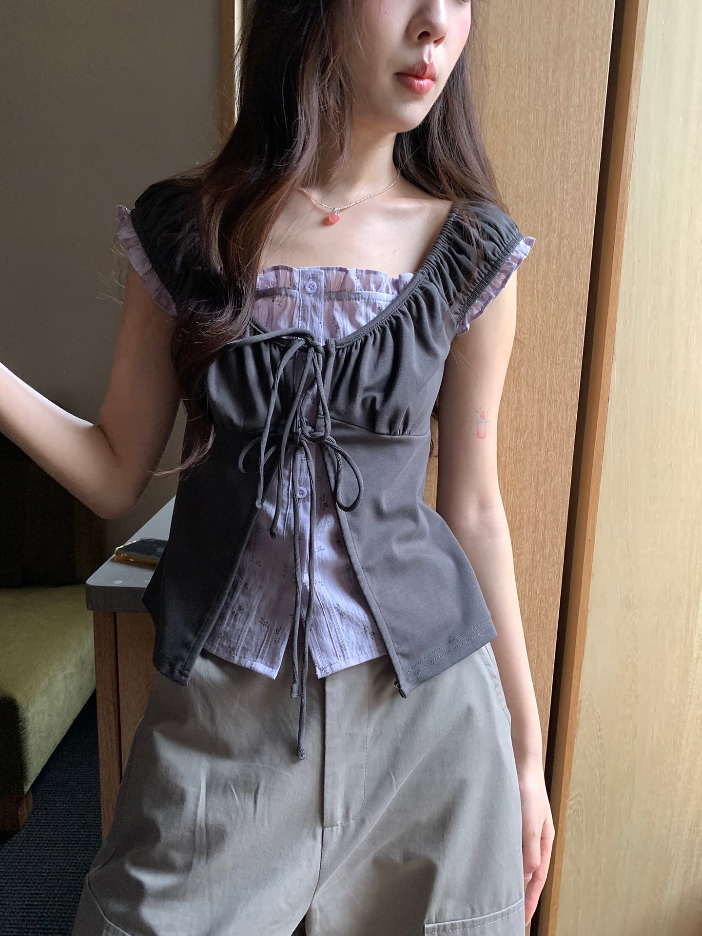 hollyii 한 부서 레트로 허리 수축 디자인 센스 페이크 레이어드 작은 셔츠 꽃무늬 스트랩 여성 셔츠 2026 새로운 상세 이미지 2