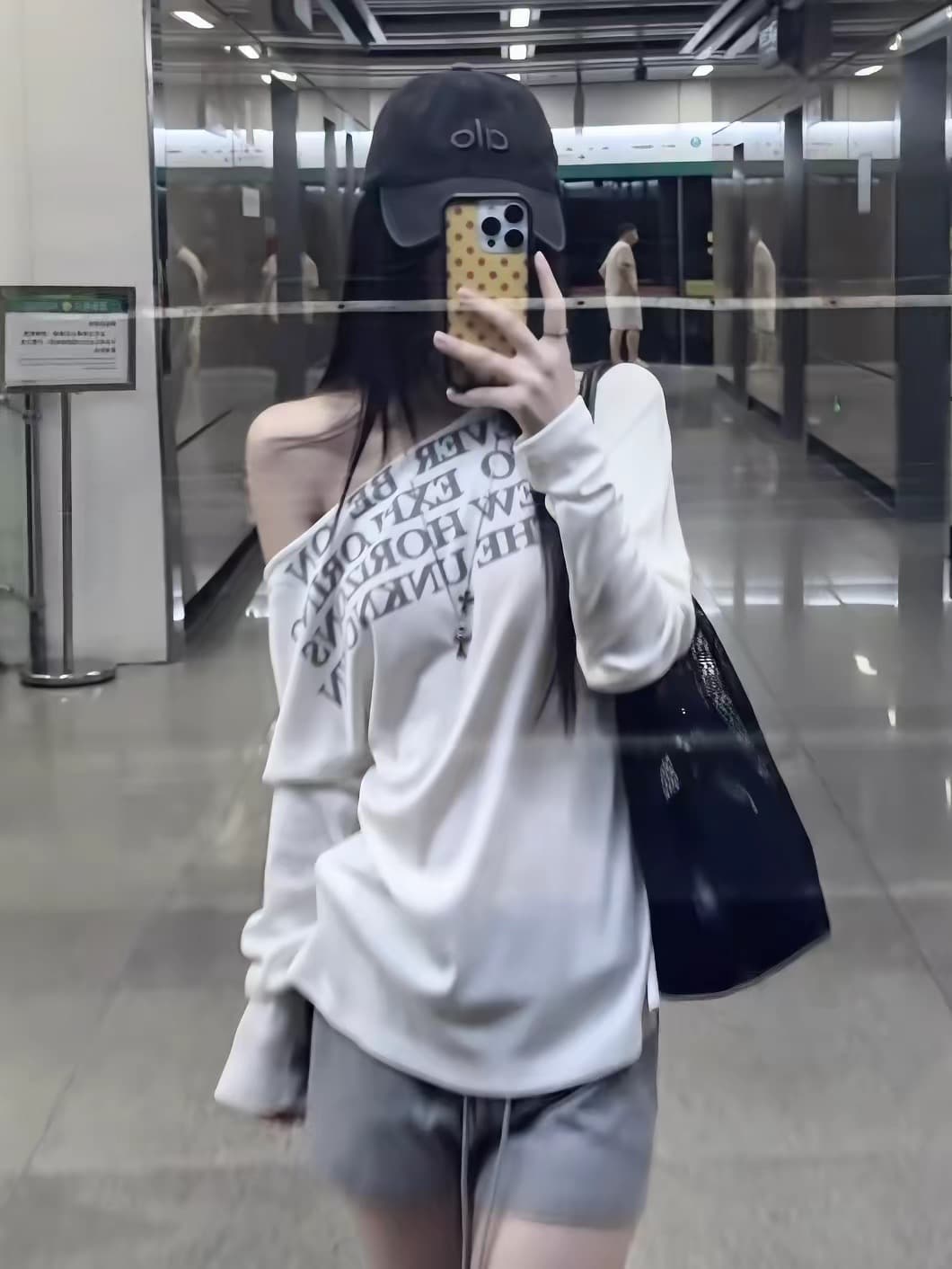 광저우 원단 눈꽃 면 65 면 35 폴리에스터 165 그램 알파벳 프린트 비스듬한 어깨 블라우스 여성 상세 이미지 3
