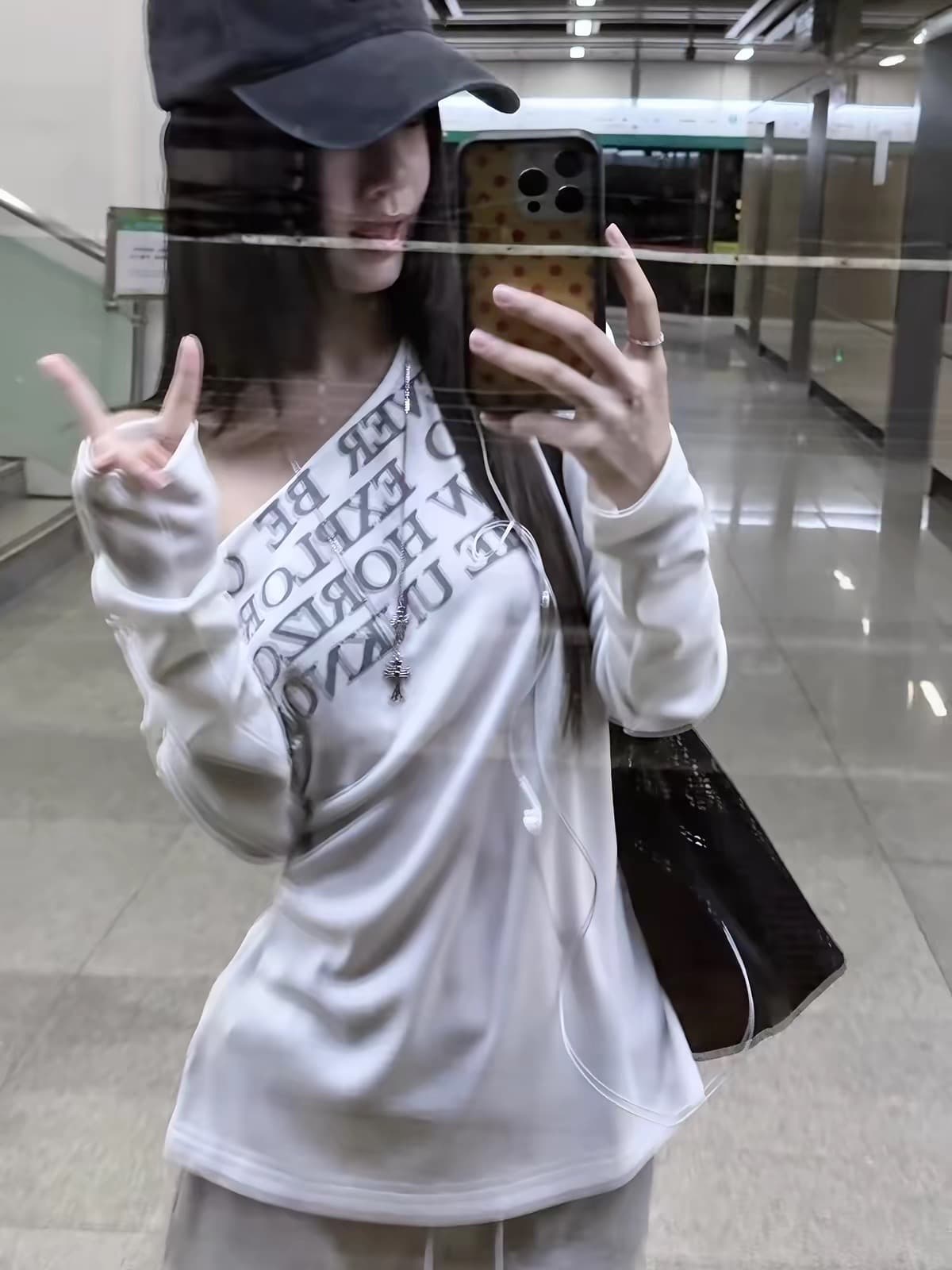 광저우 원단 눈꽃 면 65 면 35 폴리에스터 165 그램 알파벳 프린트 비스듬한 어깨 블라우스 여성 상세 이미지 5