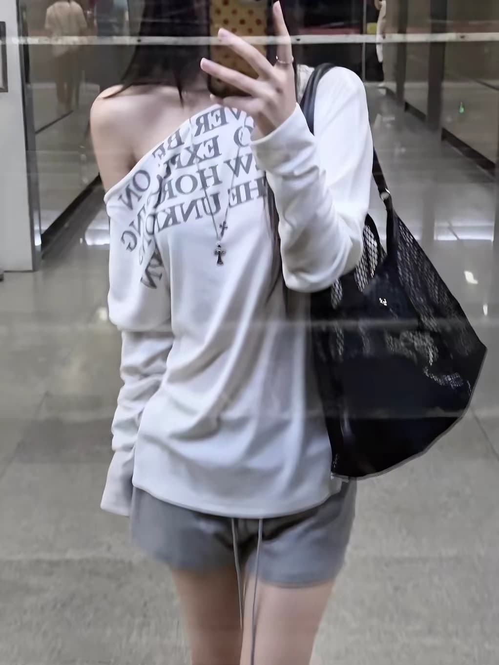 광저우 원단 눈꽃 면 65 면 35 폴리에스터 165 그램 알파벳 프린트 비스듬한 어깨 블라우스 여성 상세 이미지 6