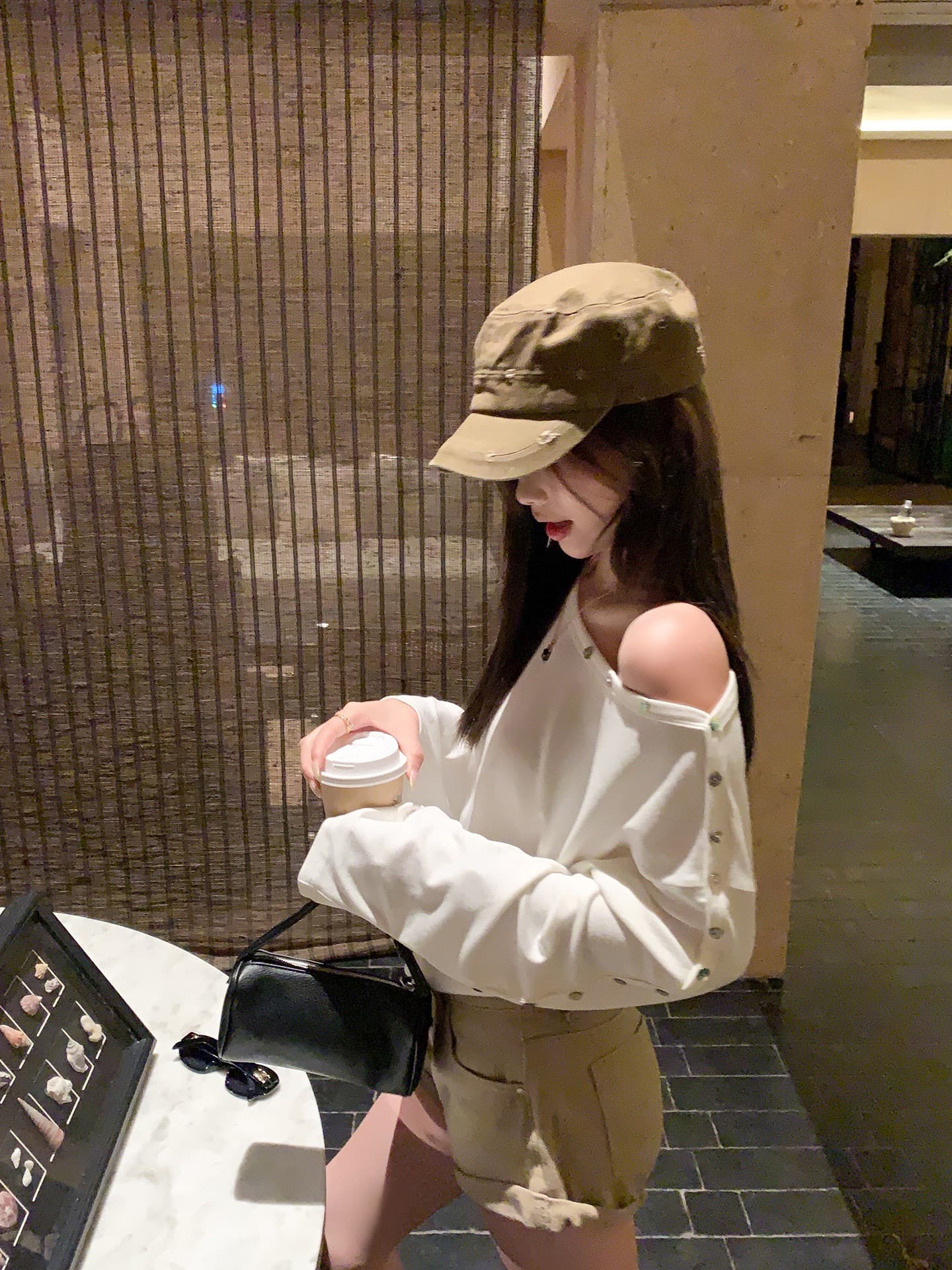 한 번 작은 짭짤한 화이트 단추 비스듬한 어깨 긴팔 티셔츠 여성 이른 가을 핫걸 루즈핏 작은 대중 디자인 센스 오프숄더 맨위 이미지 4