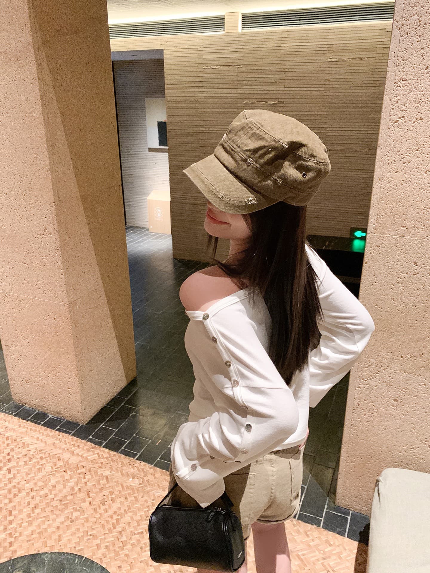 한 번 작은 짭짤한 화이트 단추 비스듬한 어깨 긴팔 티셔츠 여성 이른 가을 핫걸 루즈핏 작은 대중 디자인 센스 오프숄더 맨위 상세 이미지 3