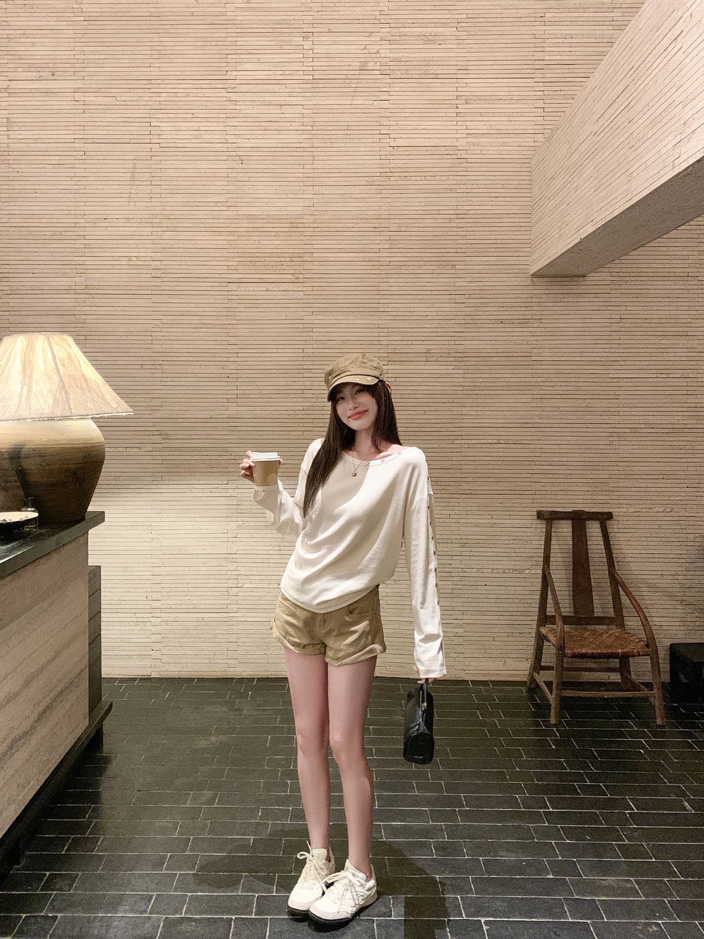 한 번 작은 짭짤한 화이트 단추 비스듬한 어깨 긴팔 티셔츠 여성 이른 가을 핫걸 루즈핏 작은 대중 디자인 센스 오프숄더 맨위 상세 이미지 4