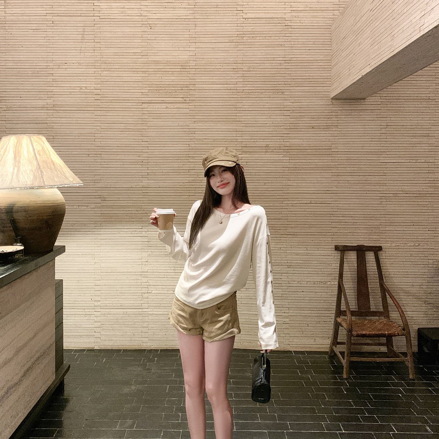 한 번 작은 짭짤한 화이트 단추 비스듬한 어깨 긴팔 티셔츠 여성 이른 가을 핫걸 루즈핏 작은 대중 디자인 센스 오프숄더 맨위 상세 이미지 8