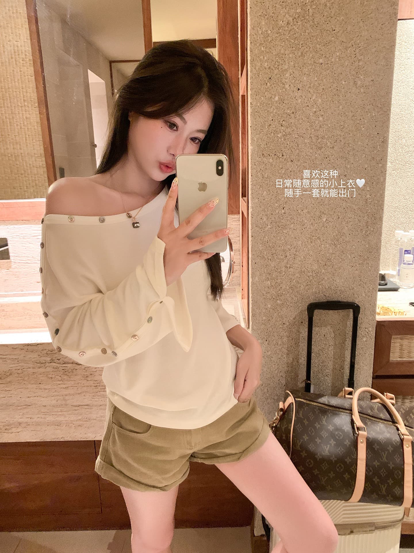 한 번 작은 짭짤한 화이트 단추 비스듬한 어깨 긴팔 티셔츠 여성 이른 가을 핫걸 루즈핏 작은 대중 디자인 센스 오프숄더 맨위 상세 이미지 11