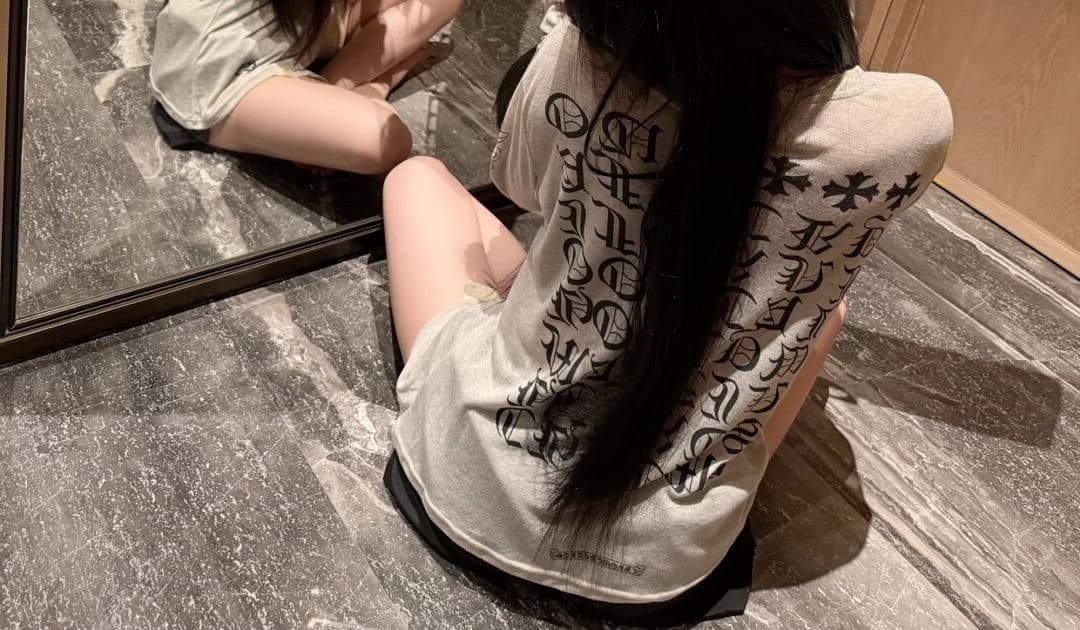 눈꽃 면 레트로 섹션 산스크리트어 알파벳 마이크로 ~을 통해 블라우스 긴팔 티셔츠 여성 조기 가을 살구 색상 루즈핏 캐주얼 맨위 상세 이미지 8