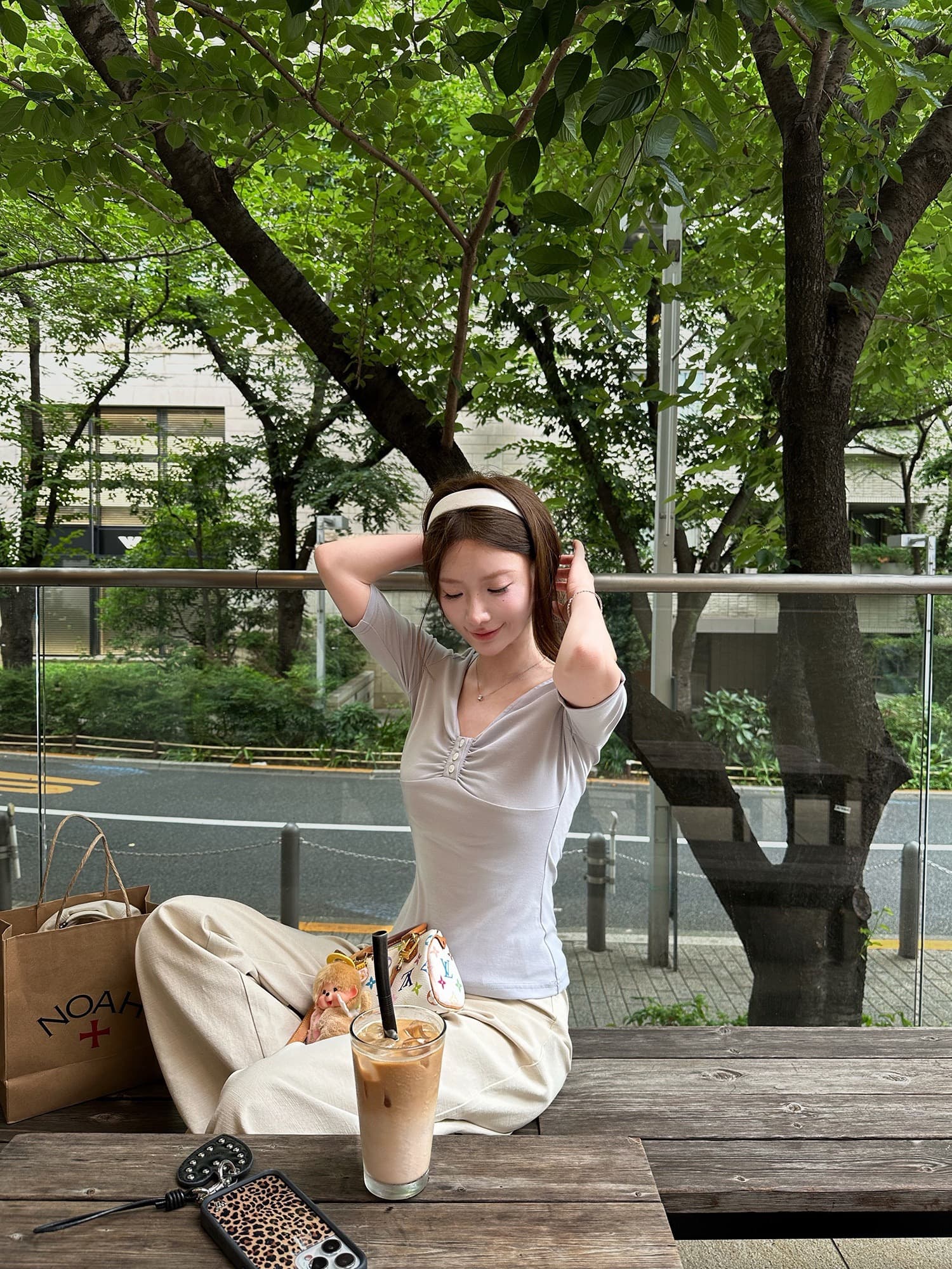 좋은 면 V넥 핫걸 세 버클 중간 소매 티셔츠 여성 2026 가을 새로운 디자인 센스 허리 수축 슬림해 보이는 쇼트 스타일 맨위 이미지 3