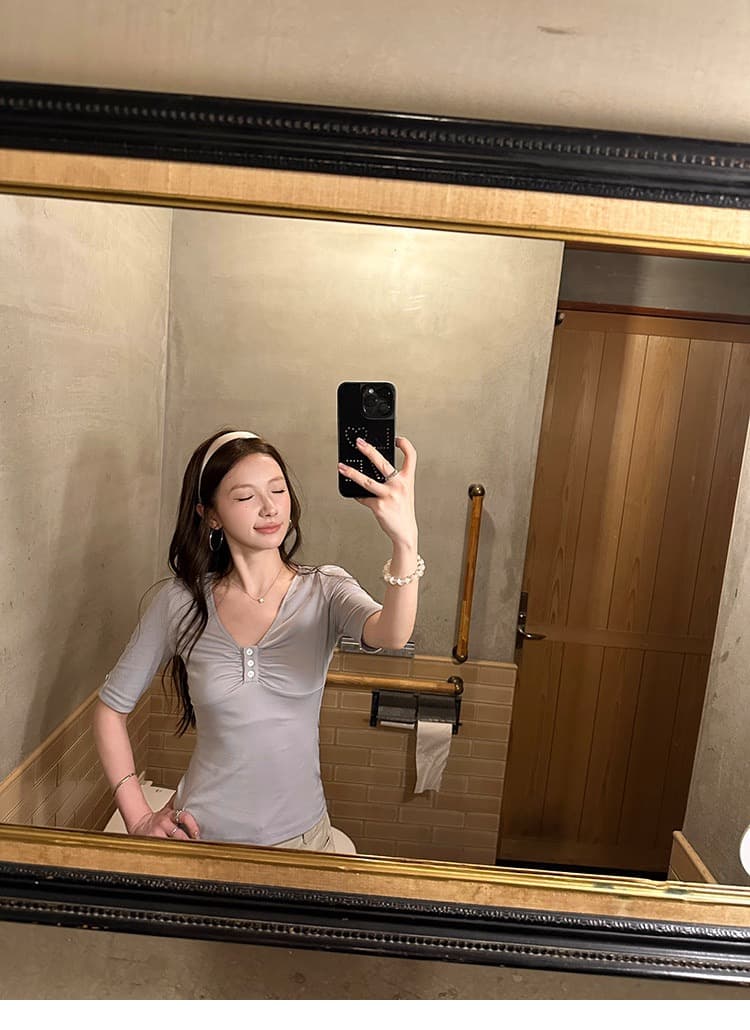 좋은 면 V넥 핫걸 세 버클 중간 소매 티셔츠 여성 2026 가을 새로운 디자인 센스 허리 수축 슬림해 보이는 쇼트 스타일 맨위 상세 이미지 17