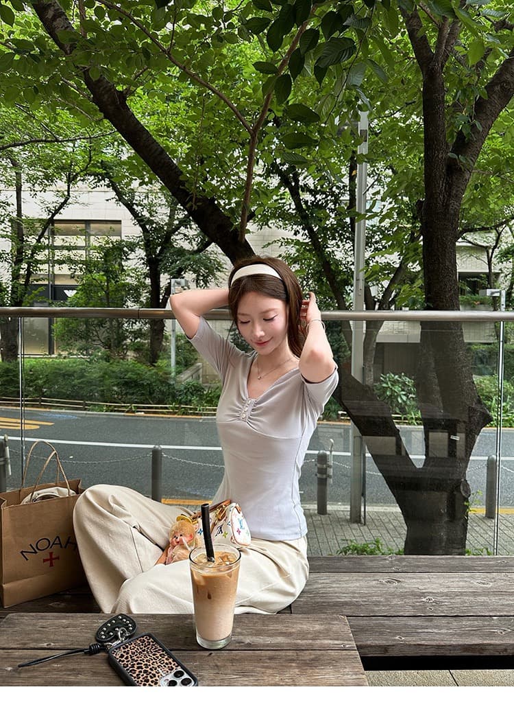좋은 면 V넥 핫걸 세 버클 중간 소매 티셔츠 여성 2026 가을 새로운 디자인 센스 허리 수축 슬림해 보이는 쇼트 스타일 맨위 상세 이미지 44