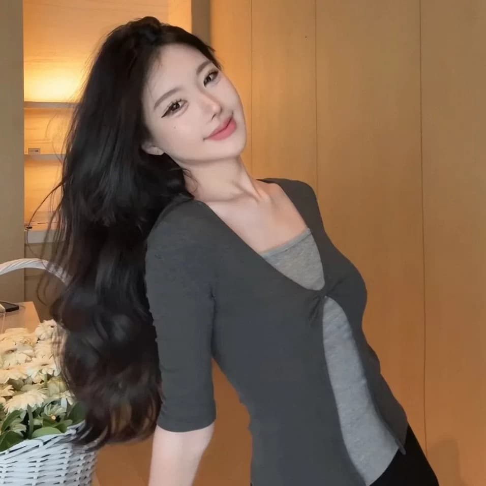 페이크 레이어드 배색 패치워크 V넥 중간 소매 티셔츠 여성 여름 디자인 센스 몸매 가꾸기 슬림해 보이는 핫걸 쇼트 스타일 캐주얼 맨위 상세 이미지 1