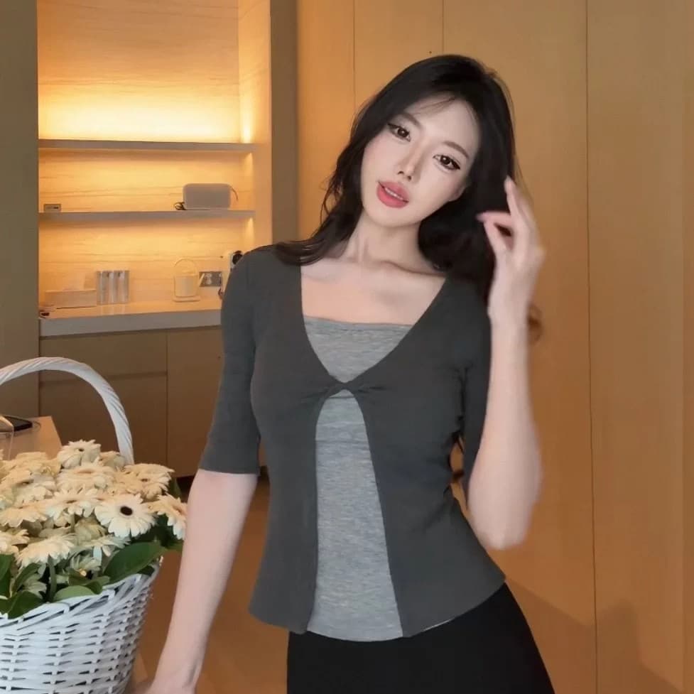페이크 레이어드 배색 패치워크 V넥 중간 소매 티셔츠 여성 여름 디자인 센스 몸매 가꾸기 슬림해 보이는 핫걸 쇼트 스타일 캐주얼 맨위 상세 이미지 4